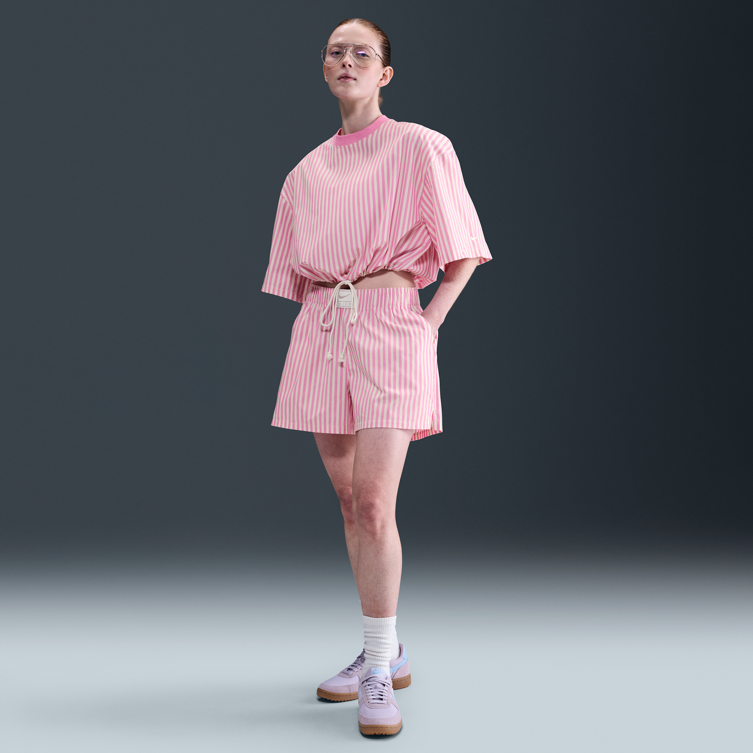 Nike Sportswear Chill Poplin ruimvallende gestreepte damesshorts met halfhoge taille - Roze