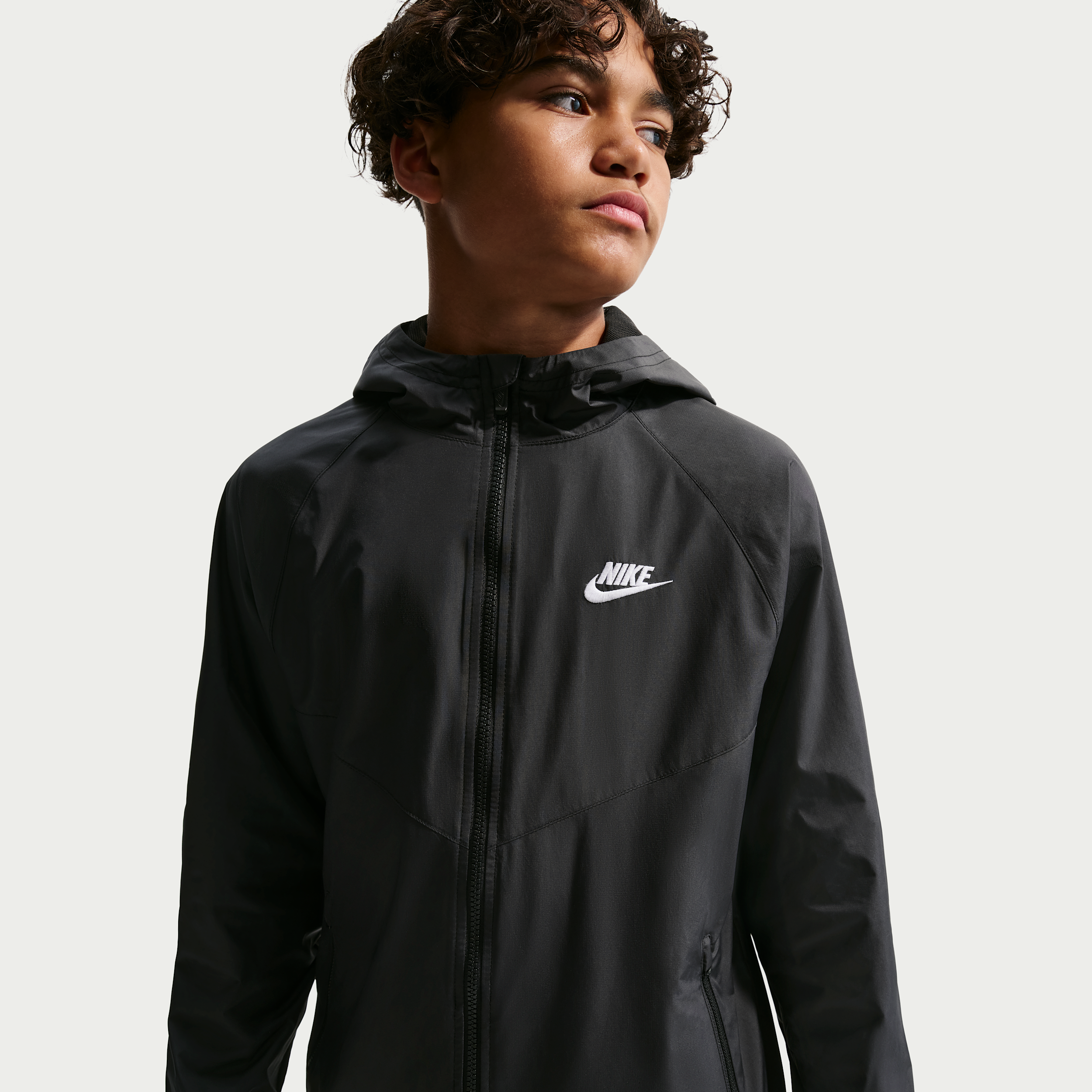 Thumbnail - Nike Windrunner Repel-Jacke mit Kapuze für ältere Kinder - Schwarz