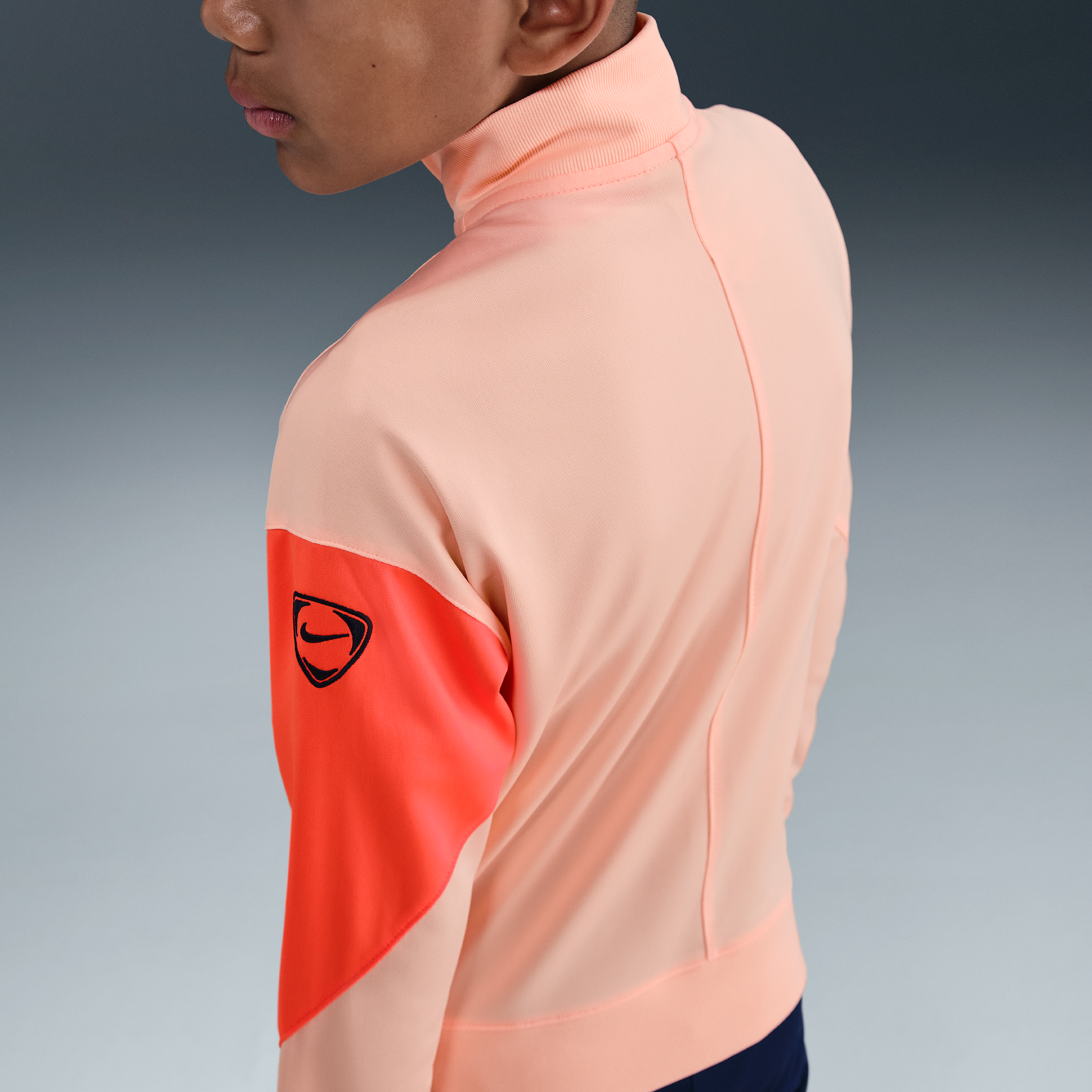 Thumbnail - FC Barcelona Strike Third Total 90 Nike Dri-FIT Fußball-Trainingsanzug aus Strickmaterial (ältere Kinder) - Orange