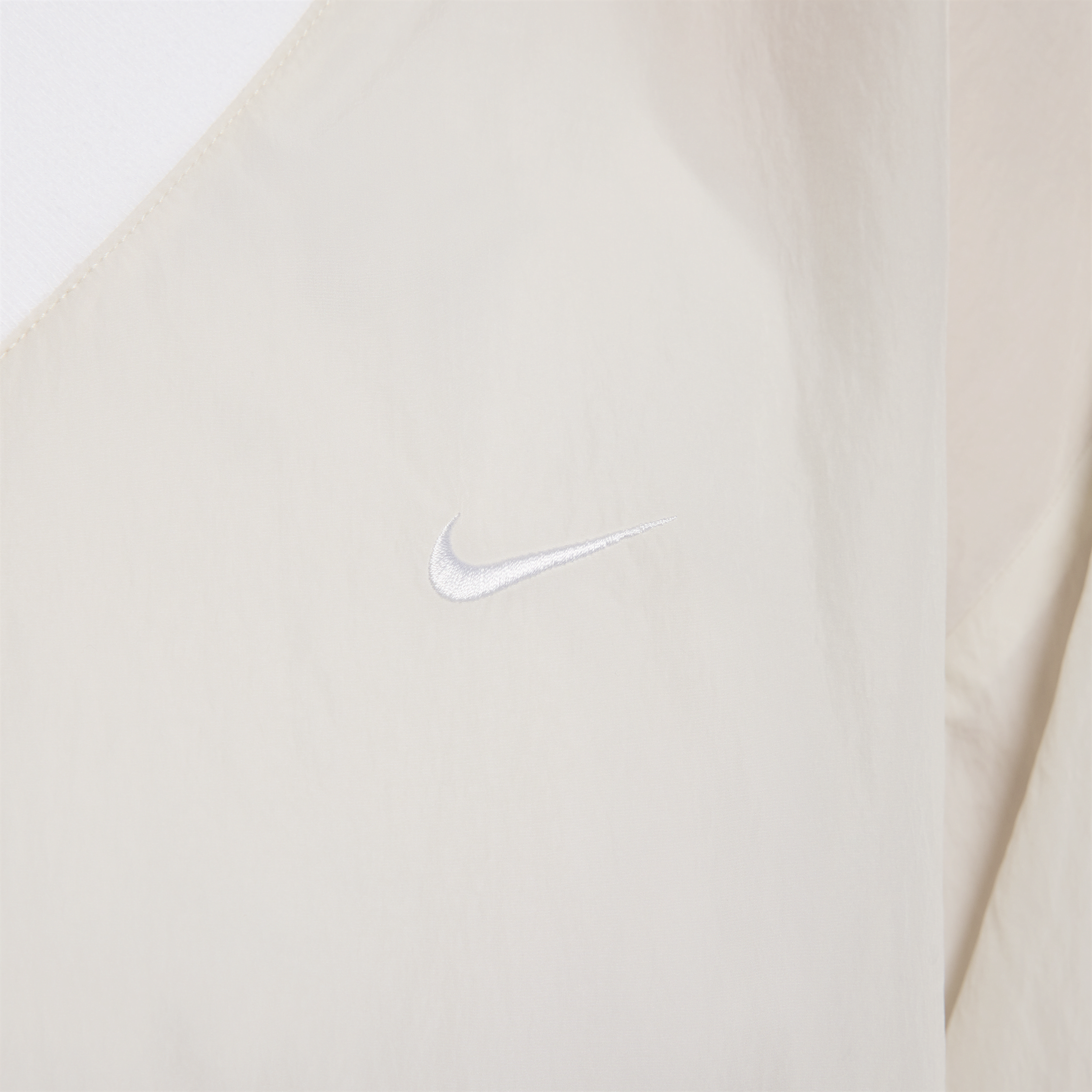 Haut ample tissé anti-UV à manches longues et col en V Nike Sportswear Essential pour femme - Marron