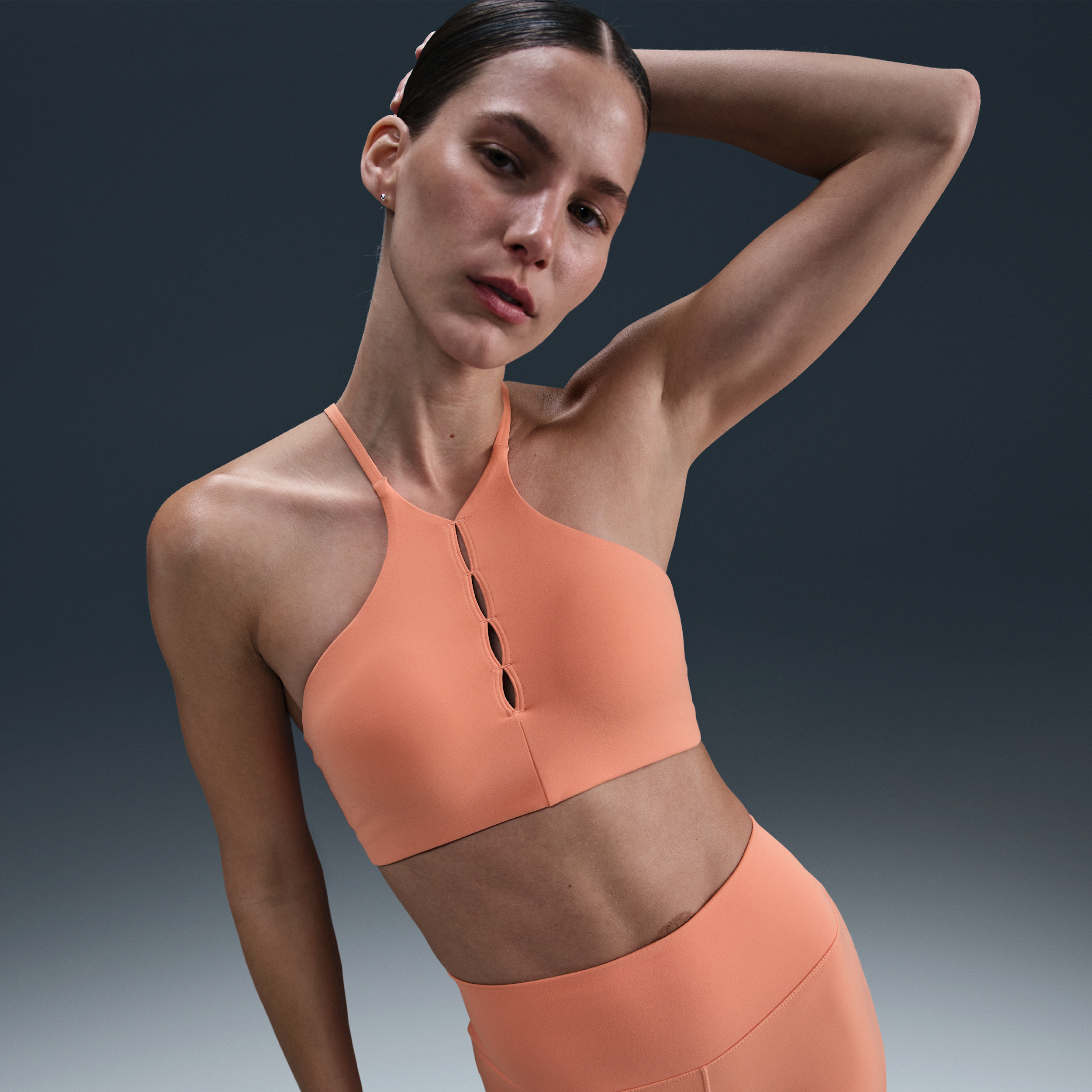 Thumbnail - Nike One Keyhole gepolsterter Sport-BH mit leichtem Halt und hohem Ausschnitt (Damen) - Orange
