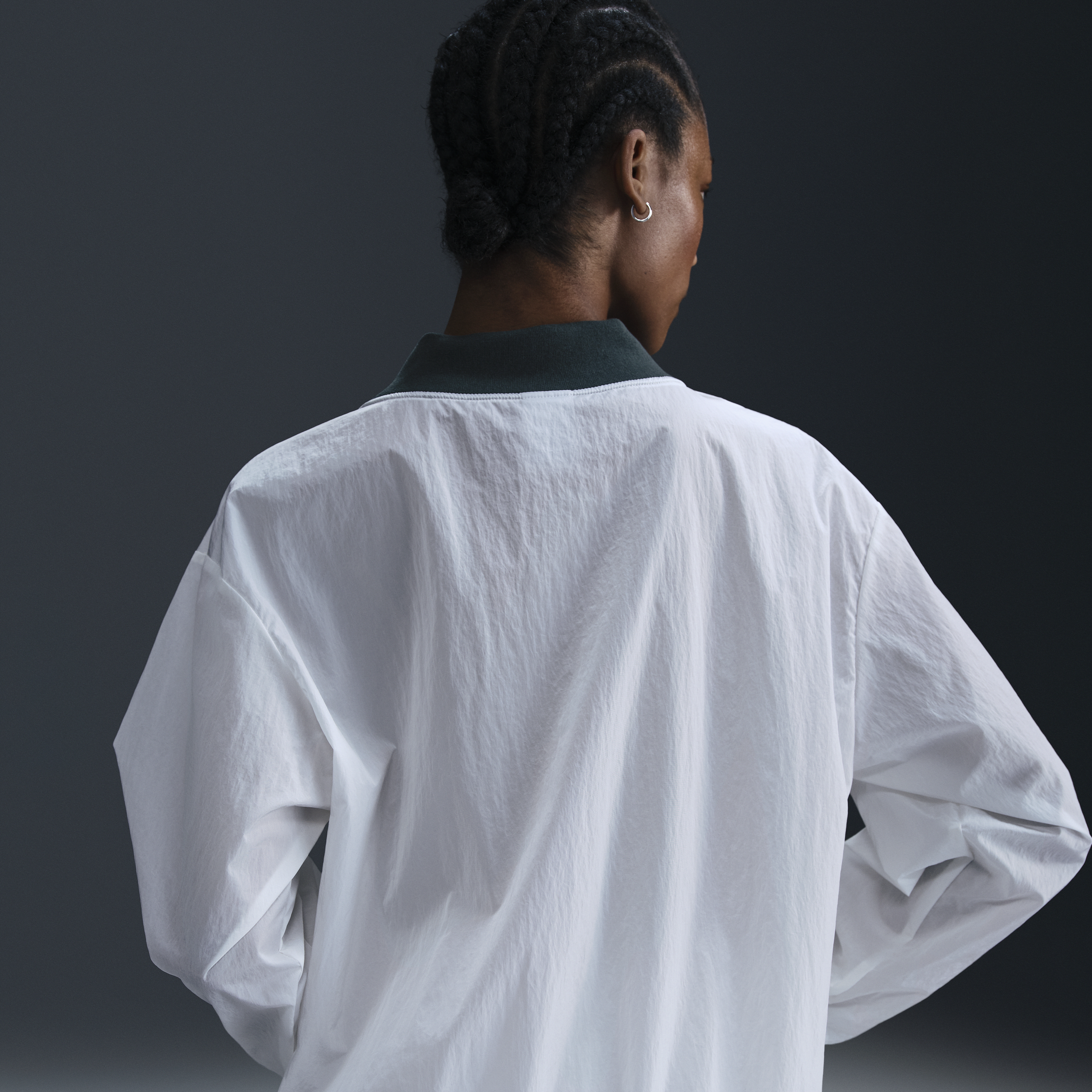 Haut ample tissé anti-UV à manches longues et col en V Nike Sportswear Essential pour femme - Blanc