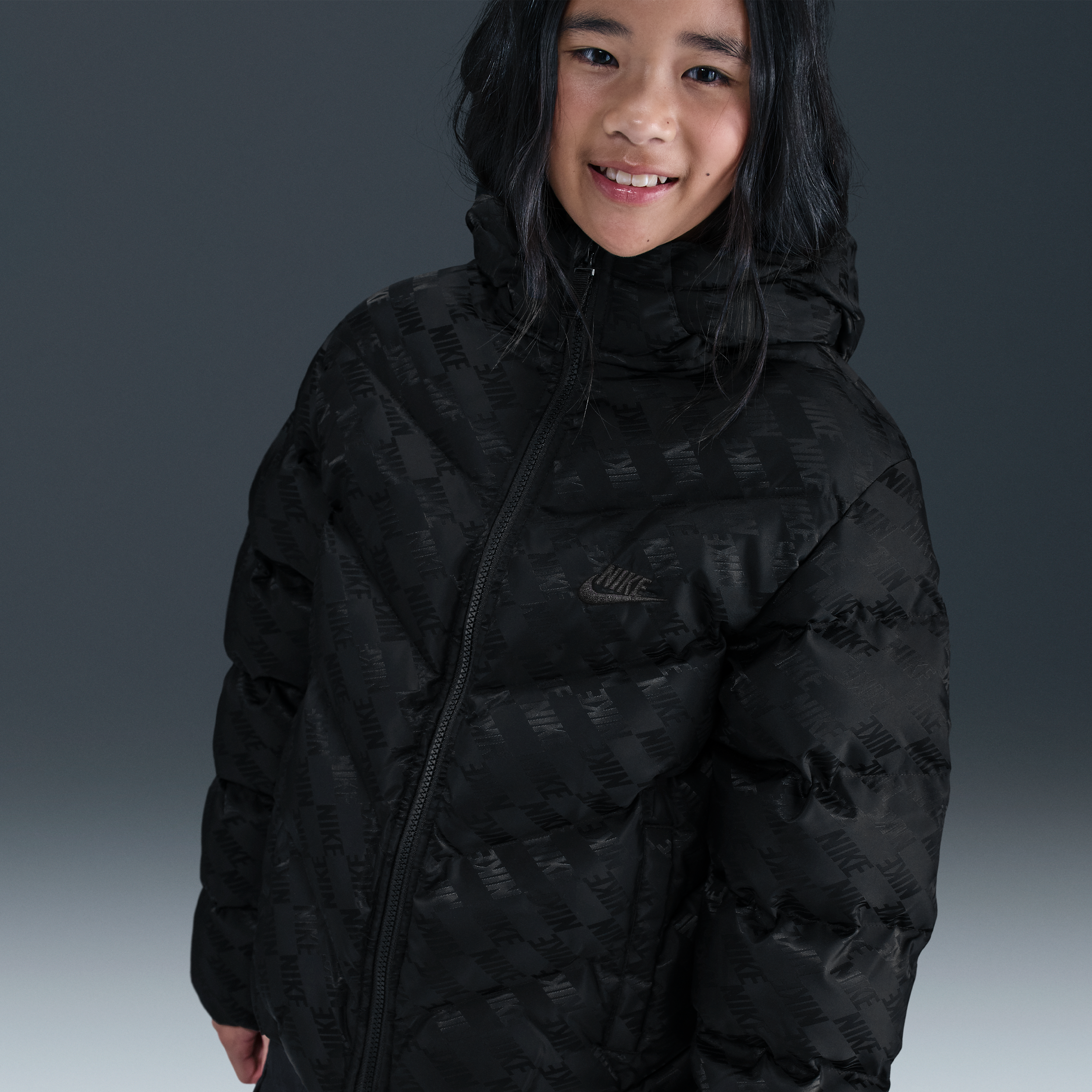 Thumbnail - Nike Sportswear All Day Play Therma-FIT-Puffer-Jacke mit weiter Passform (ältere Kinder) - Schwarz