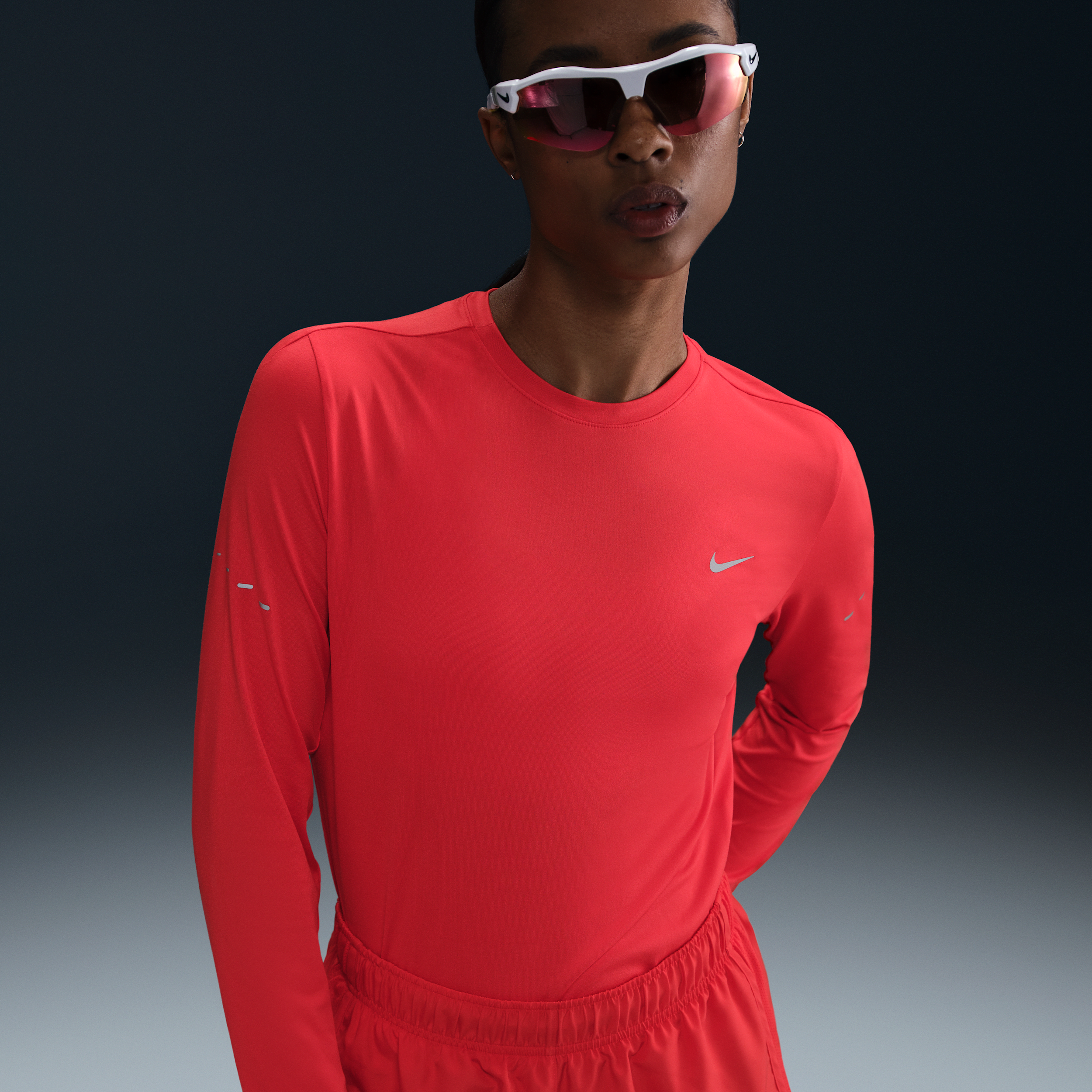 Nike Swift Dri-FIT hardlooptop met ronde hals, lange mouwen en uv-bescherming voor dames - Rood