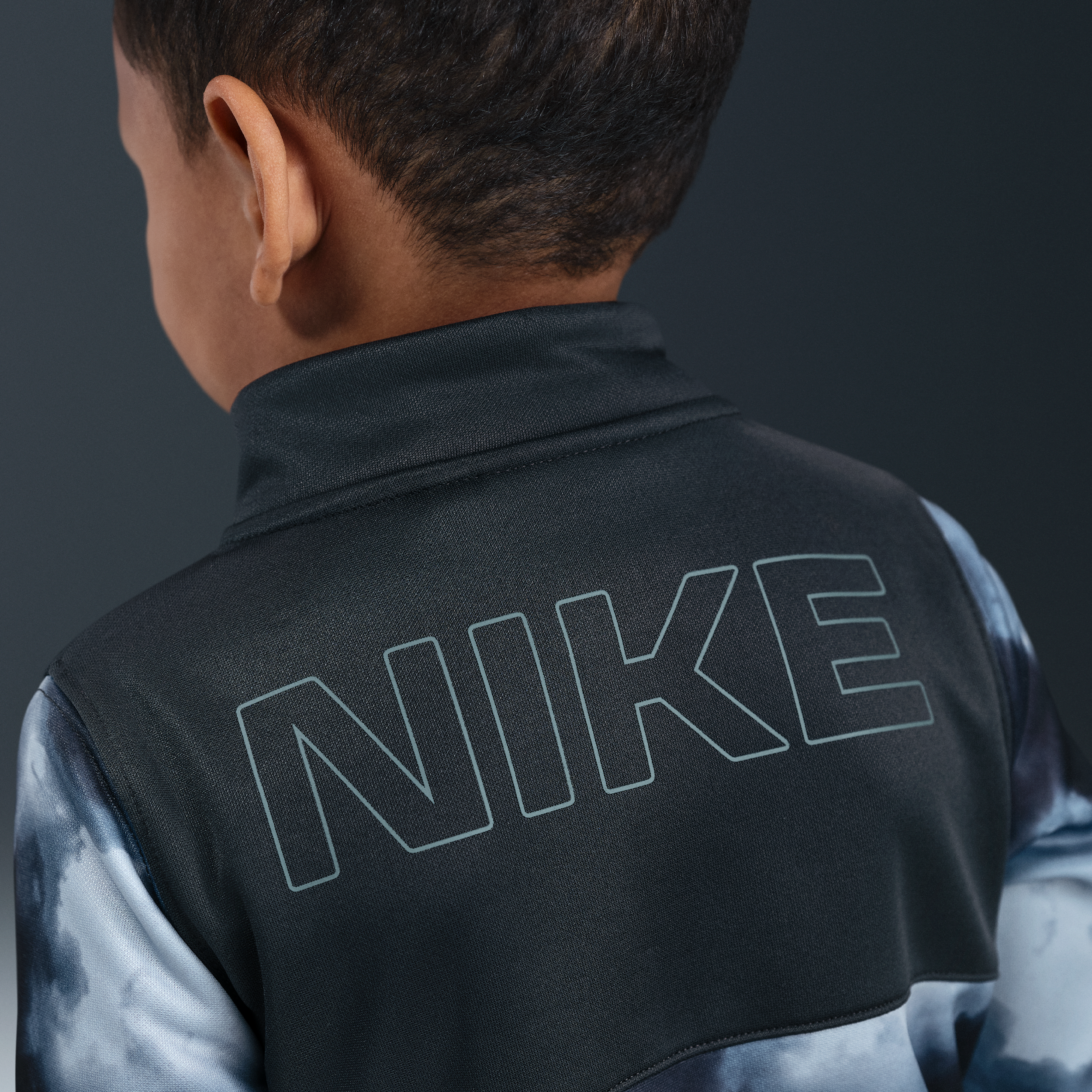 Thumbnail - Nike Dri-FIT Futura Storm bedrucktes 2-teiliges Propus-Set für kleine Kinder - Grau