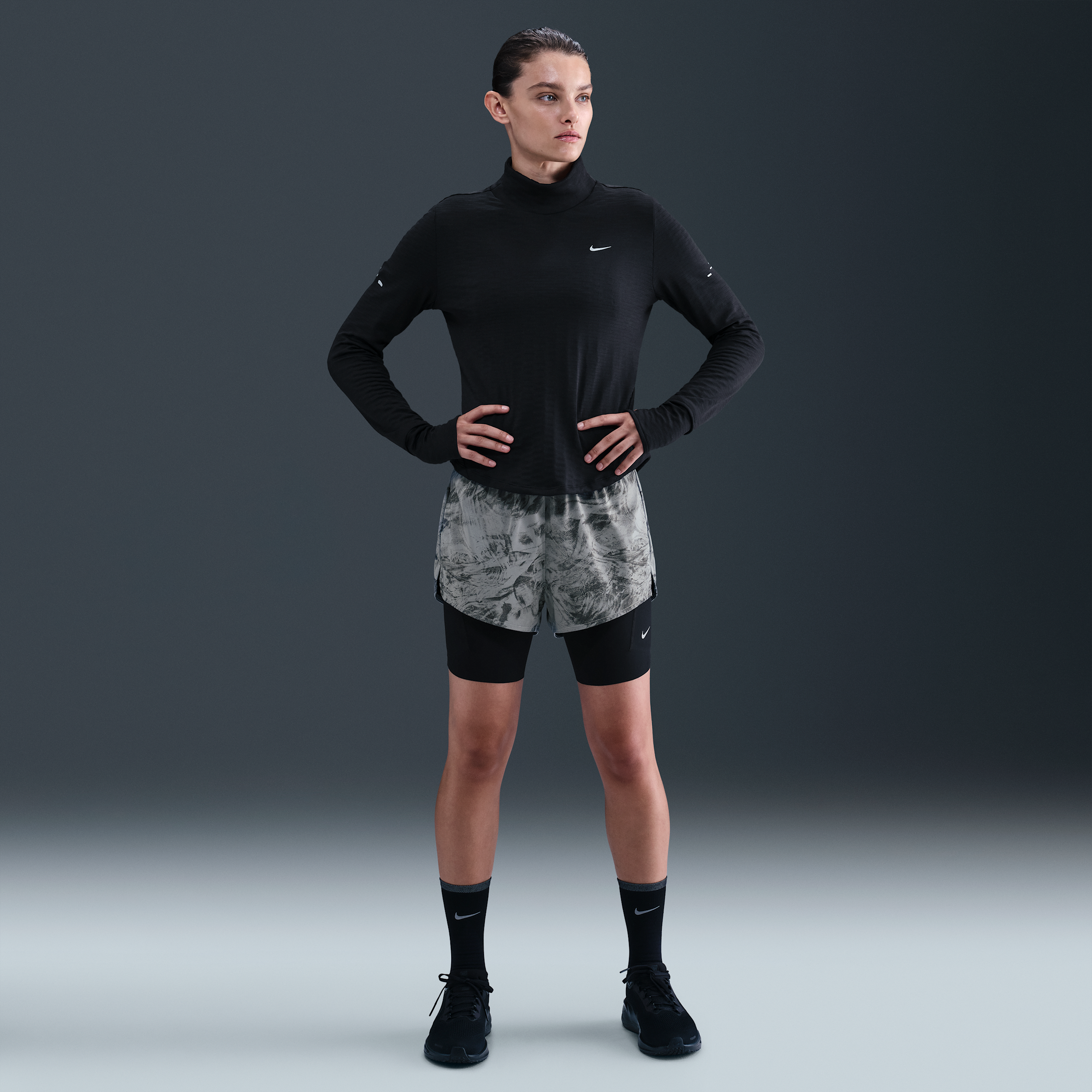 Nike Swift 2-in-1 hardloopshorts met halfhoge taille en reflecterende details voor dames - Grijs