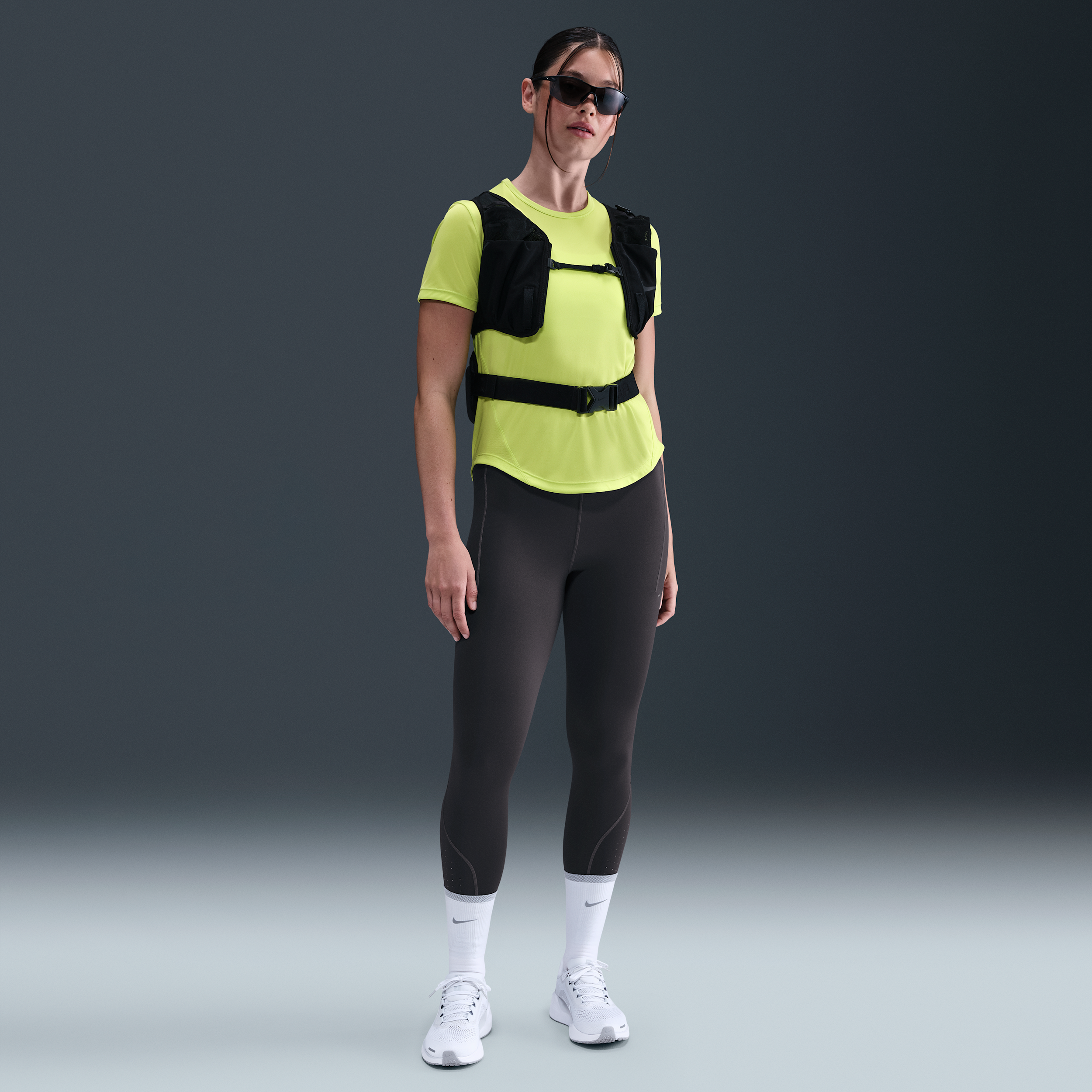 Thumbnail - Nike Swift 7/8-Lauf-Leggings mit hohem Bund und reflektierenden Elementen (Damen) - Grau