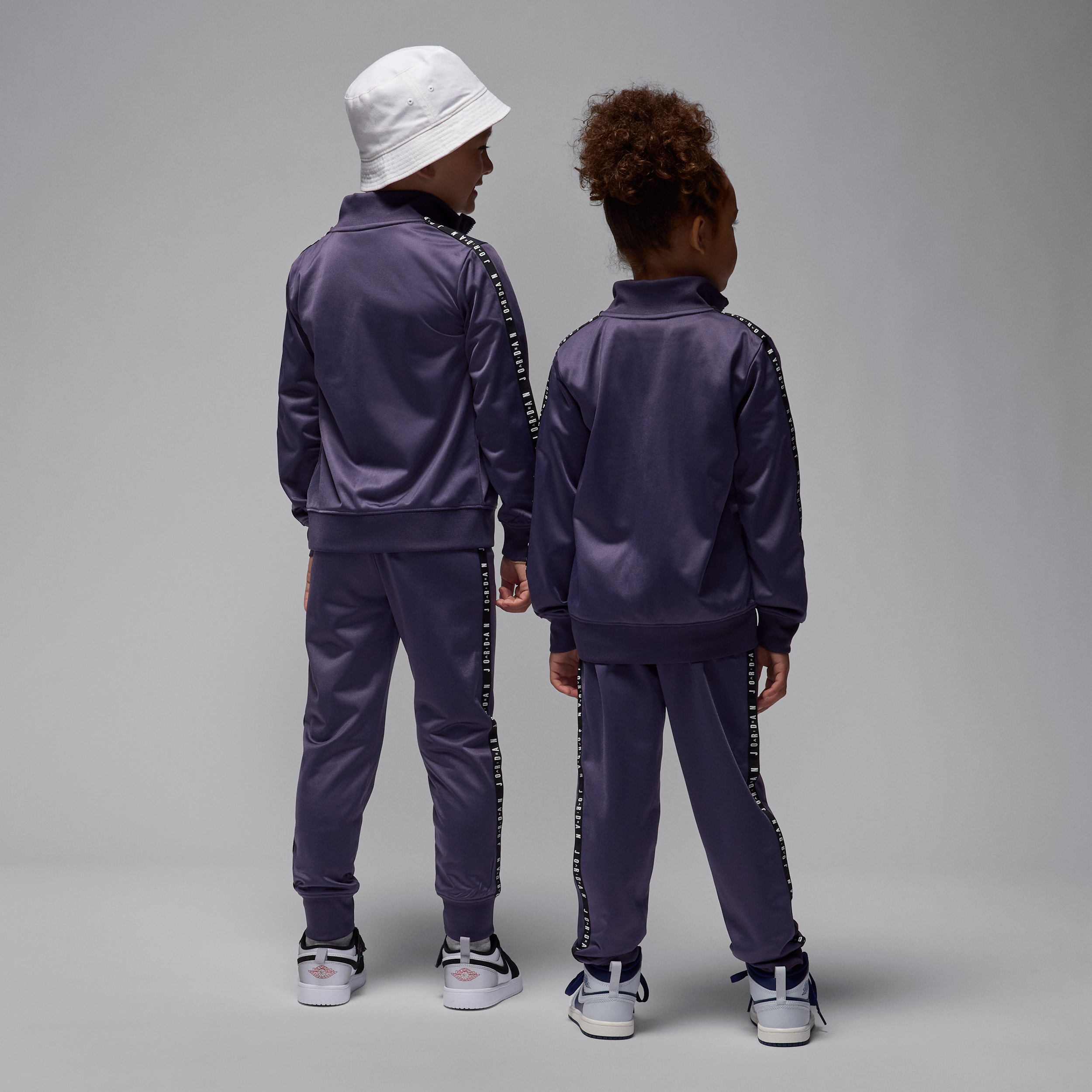 Thumbnail - Jordan Trainingsanzug für jüngere Kinder - Lila