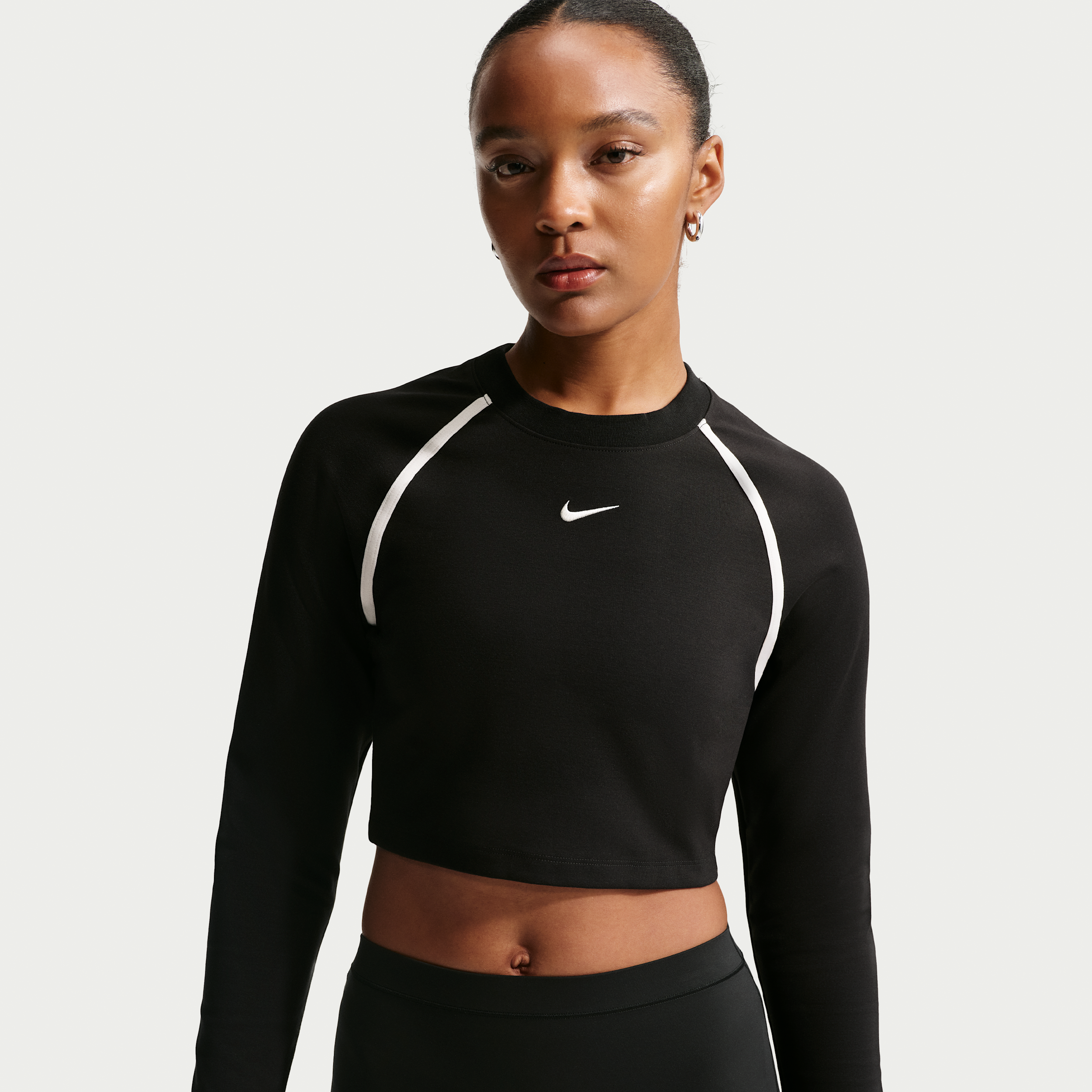 Thumbnail - Nike verkürztes Longsleeve mit enger Passform (Damen) - Schwarz