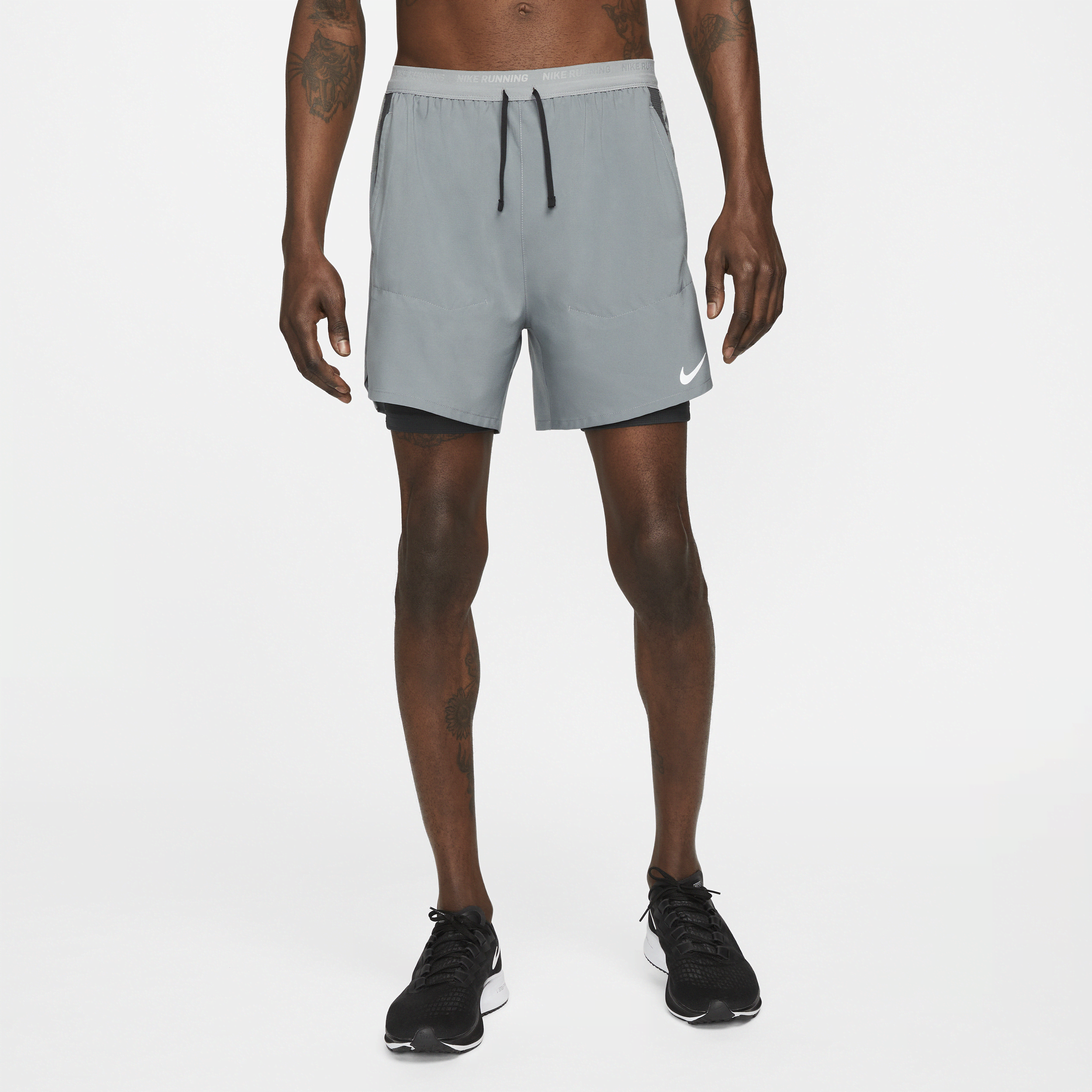 Ανδρικό υβριδικό σορτς για τρέξιμο Dri-FIT Nike Stride 13 cm - Γκρι