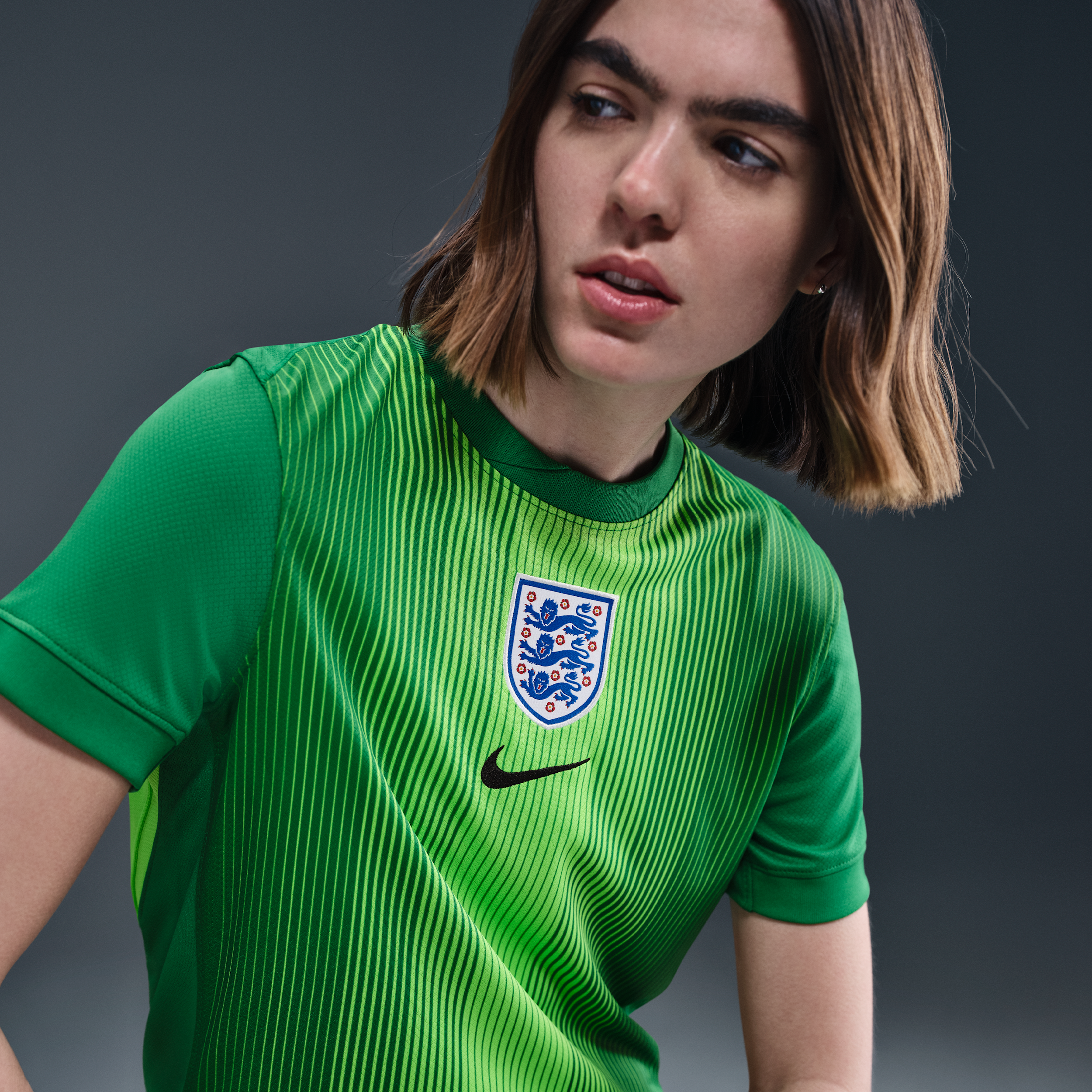Thumbnail - England 2025/26 Stadium Goalkeeper Nike Dri-FIT Replika-Kurzarm-Fußballtrikot (Damen) - Grün