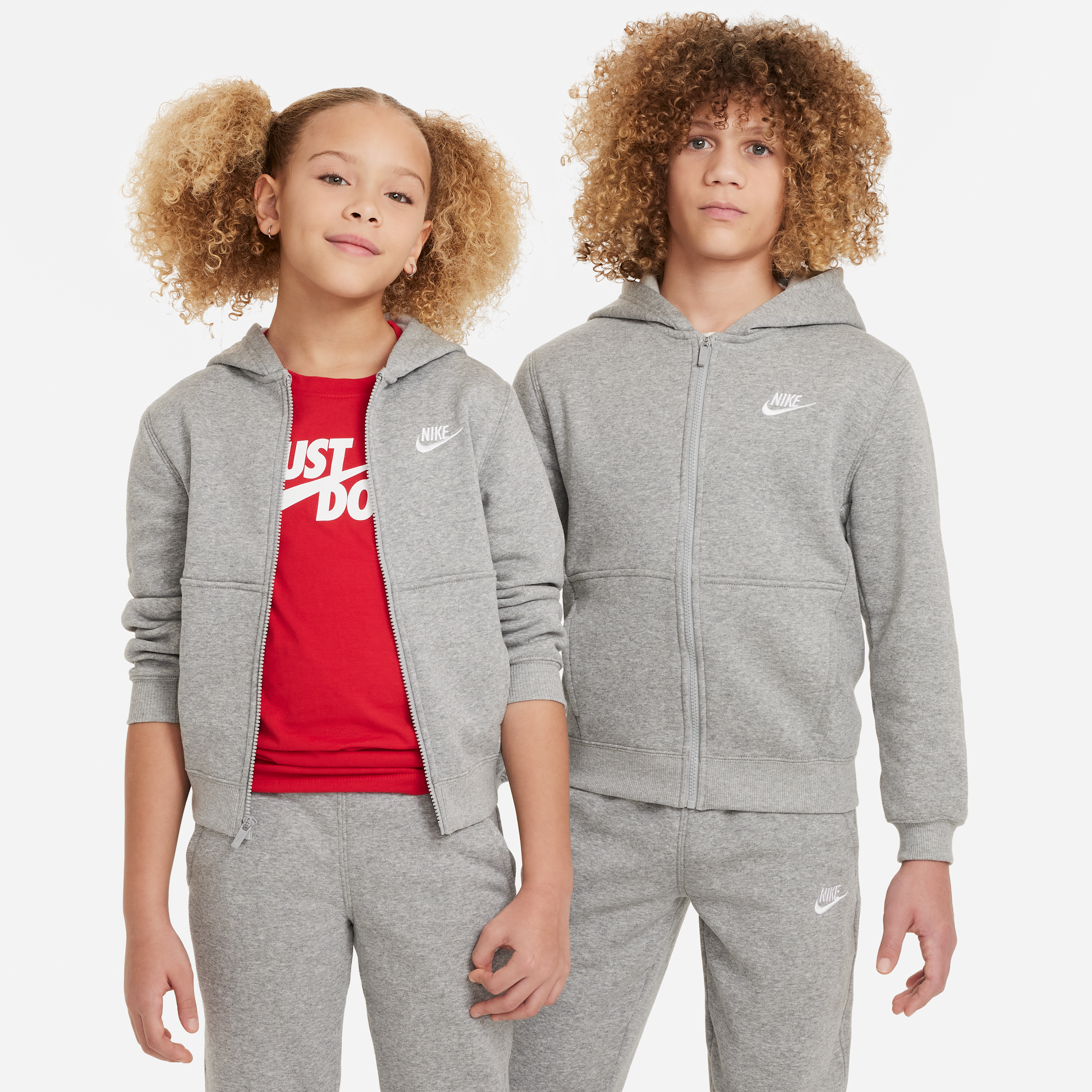 Thumbnail - Nike Club Fleece Trainingsanzug für ältere Kinder - Grau
