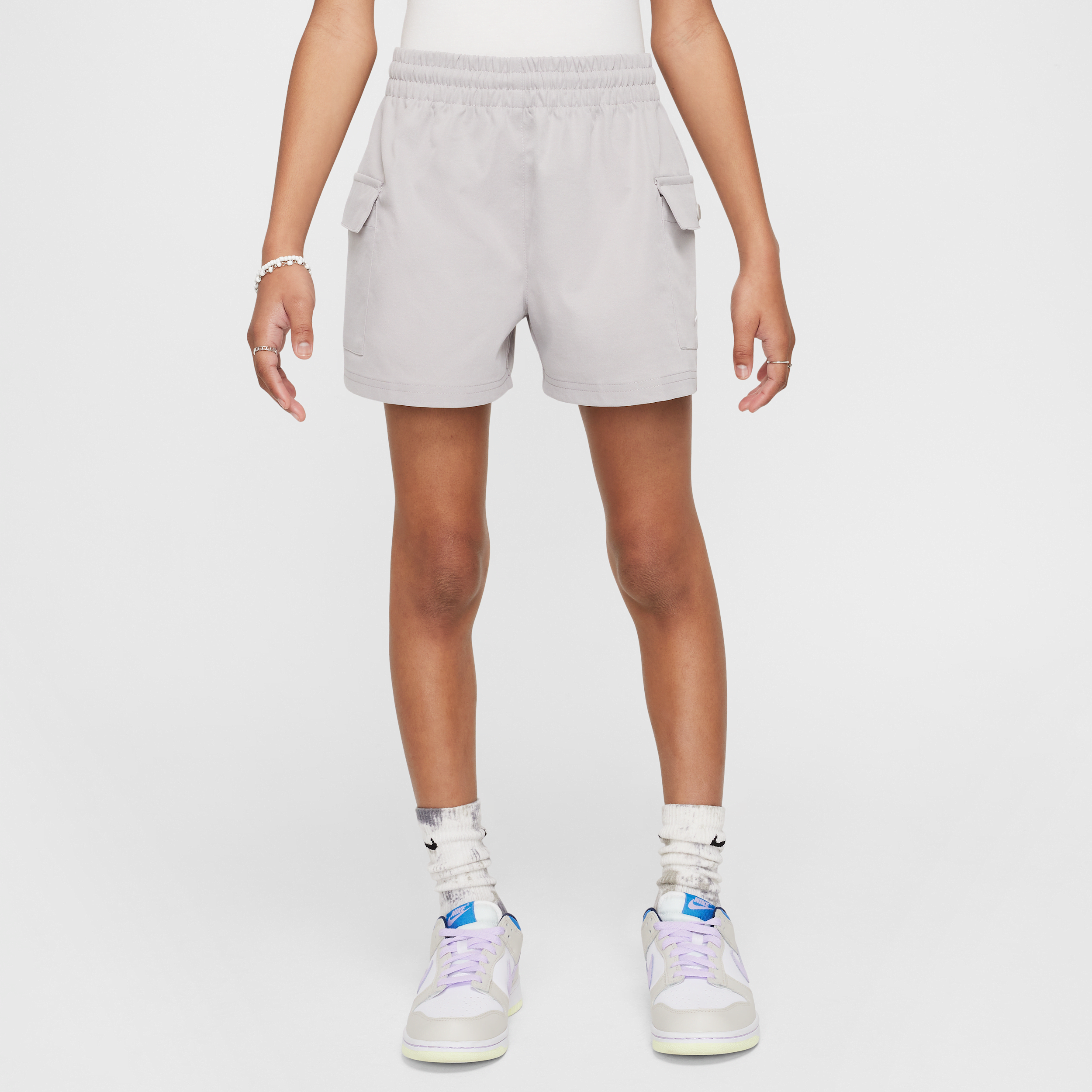 Nike Sportswear geweven cargoshorts voor meisjes - Grijs