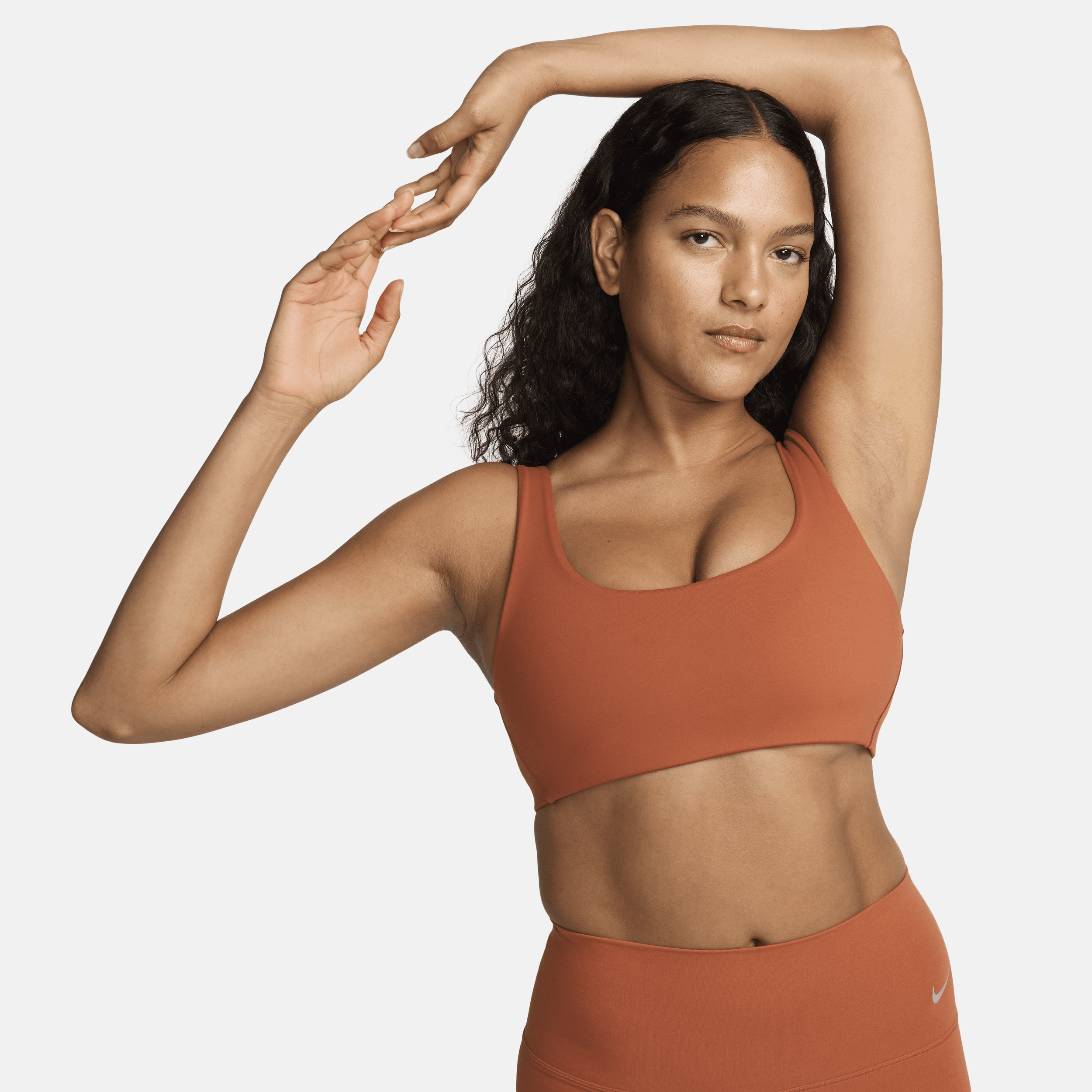 Nike Alate All U Licht gevoerde sport-bh met U-vormige hals en lichte ondersteuning - Oranje