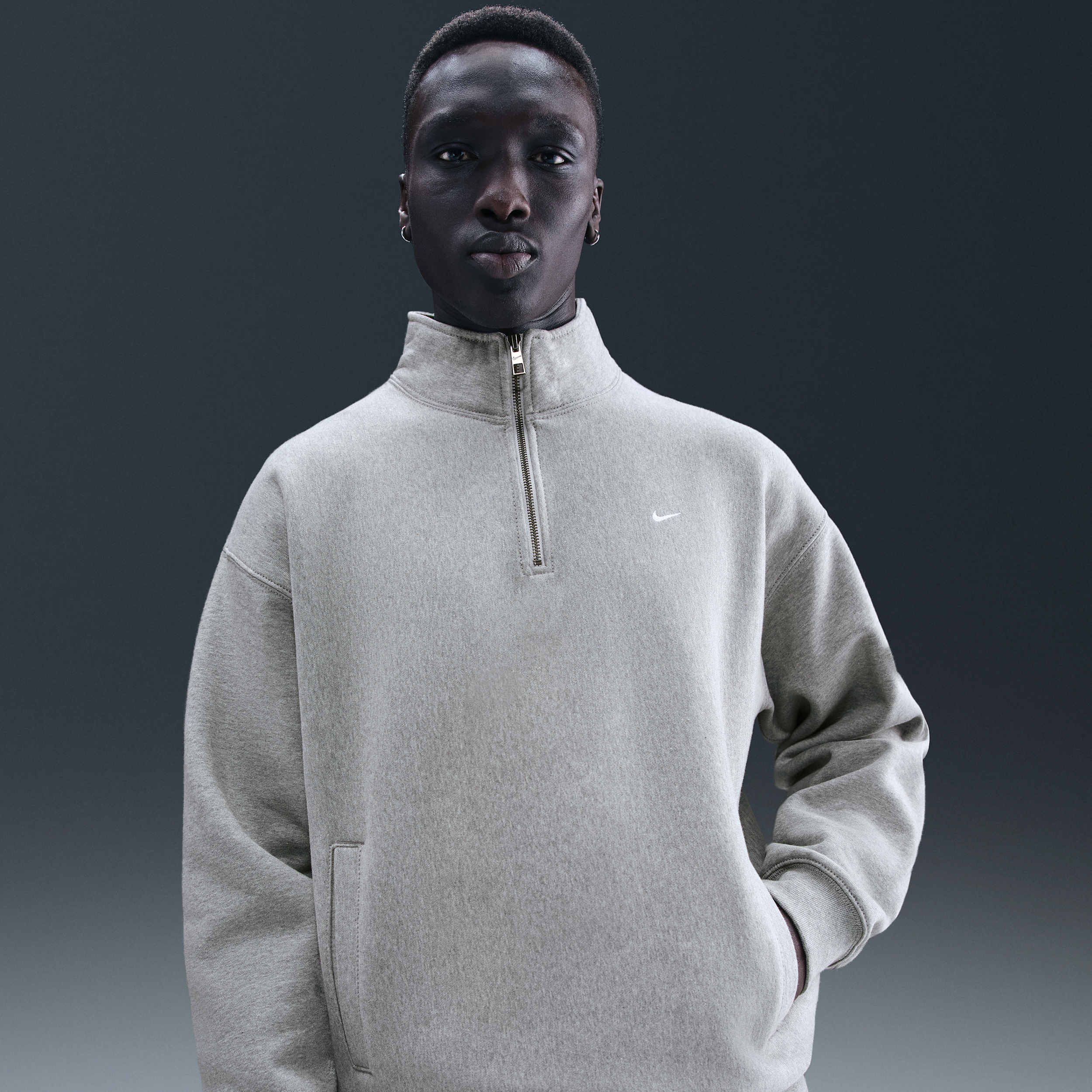 Thumbnail - Nike Solo Swoosh Fleece-Oberteil mit Viertelreißverschluss (Herren) - Grau