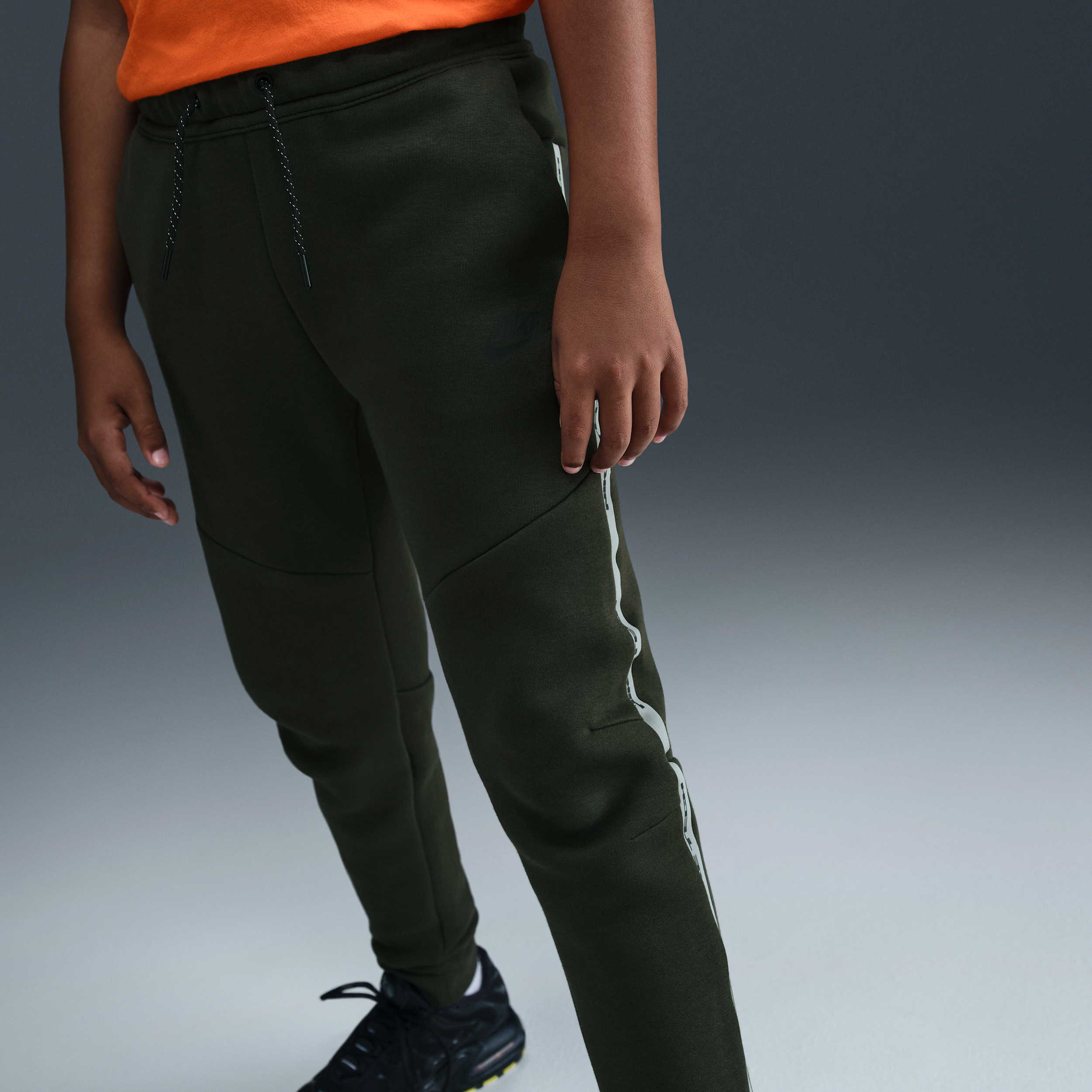 Thumbnail - Nike Tech Fleece Jogger mit reflektierenden Akzenten (ältere Kinder, Jungen) - Grün