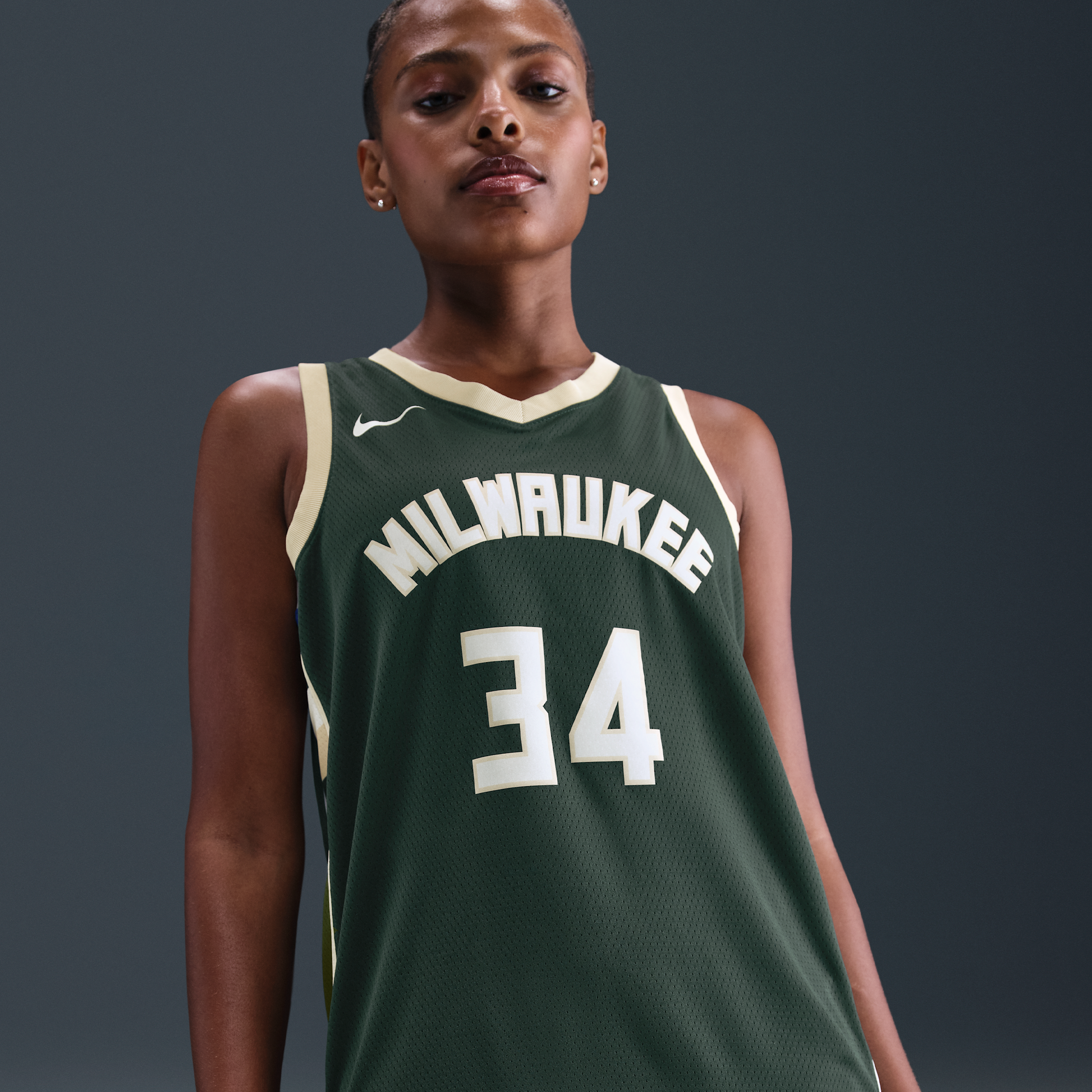 Thumbnail - Milwaukee Bucks Icon Edition Nike Dri-FIT NBA Swingman Trikot für Herren - Grün