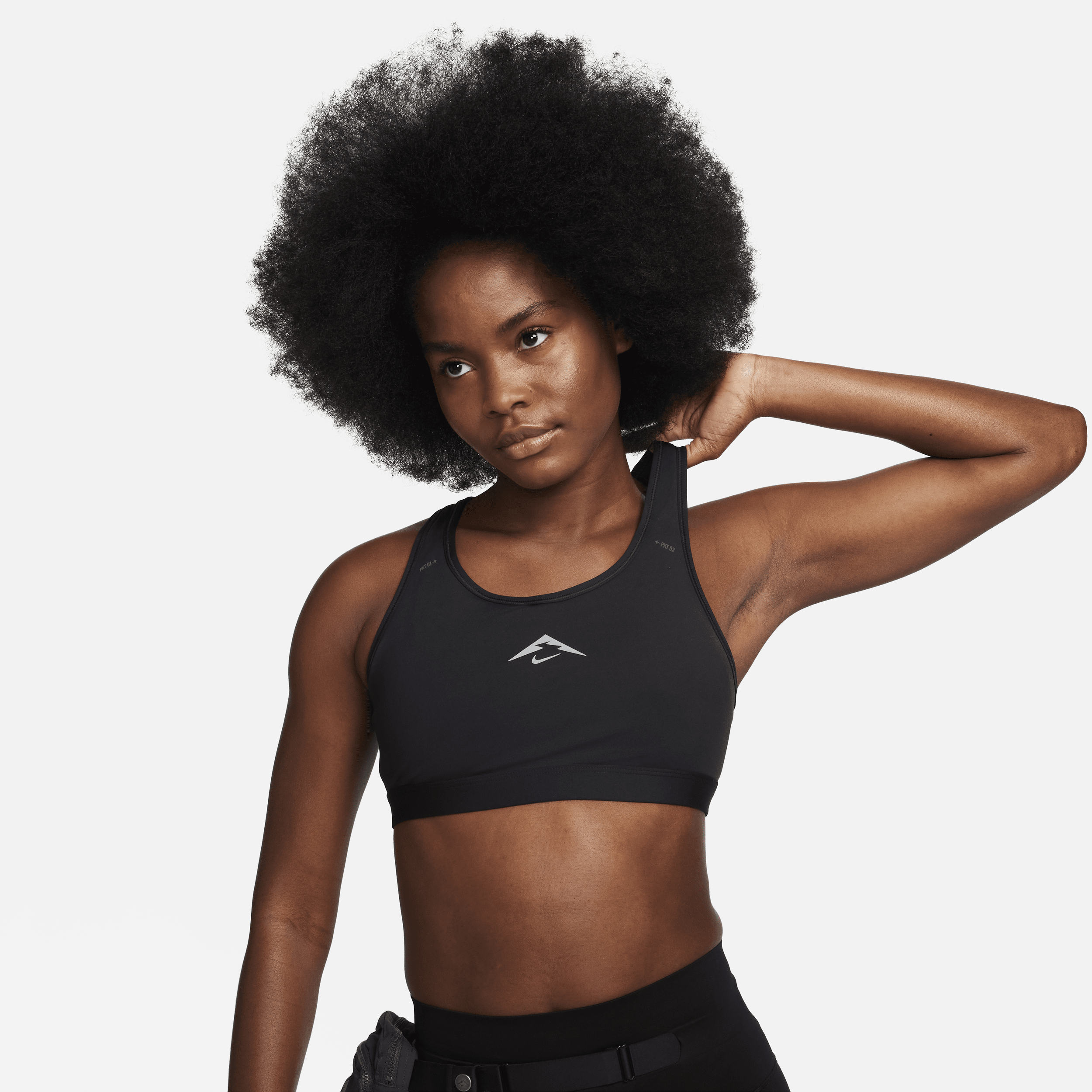 Nike Trail Swoosh On-The-Run licht gevoerde sport-bh met medium ondersteuning Zwart