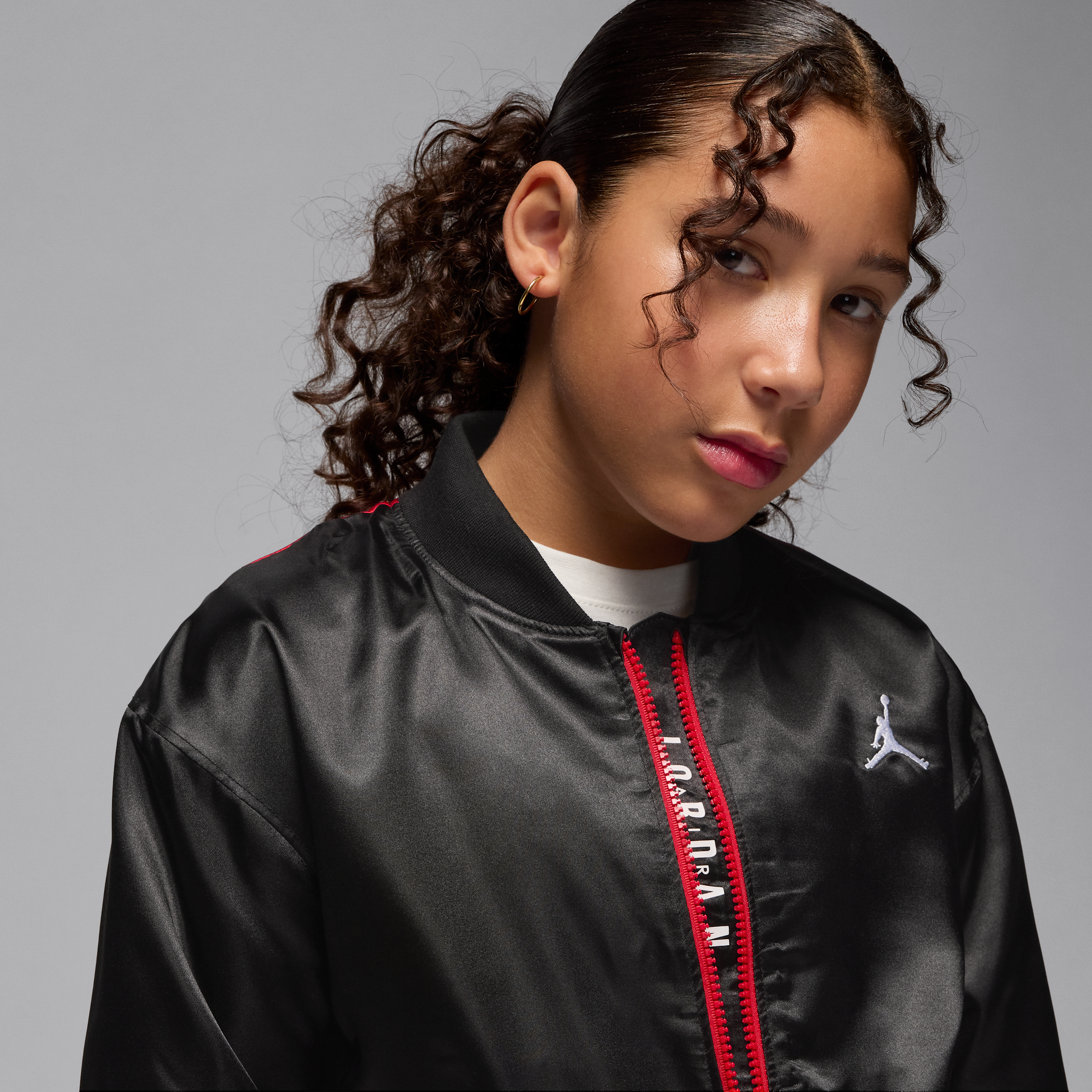 Thumbnail - Jordan Satin-Bomberjacke mit Color Blocking (ältere Kinder) - Schwarz