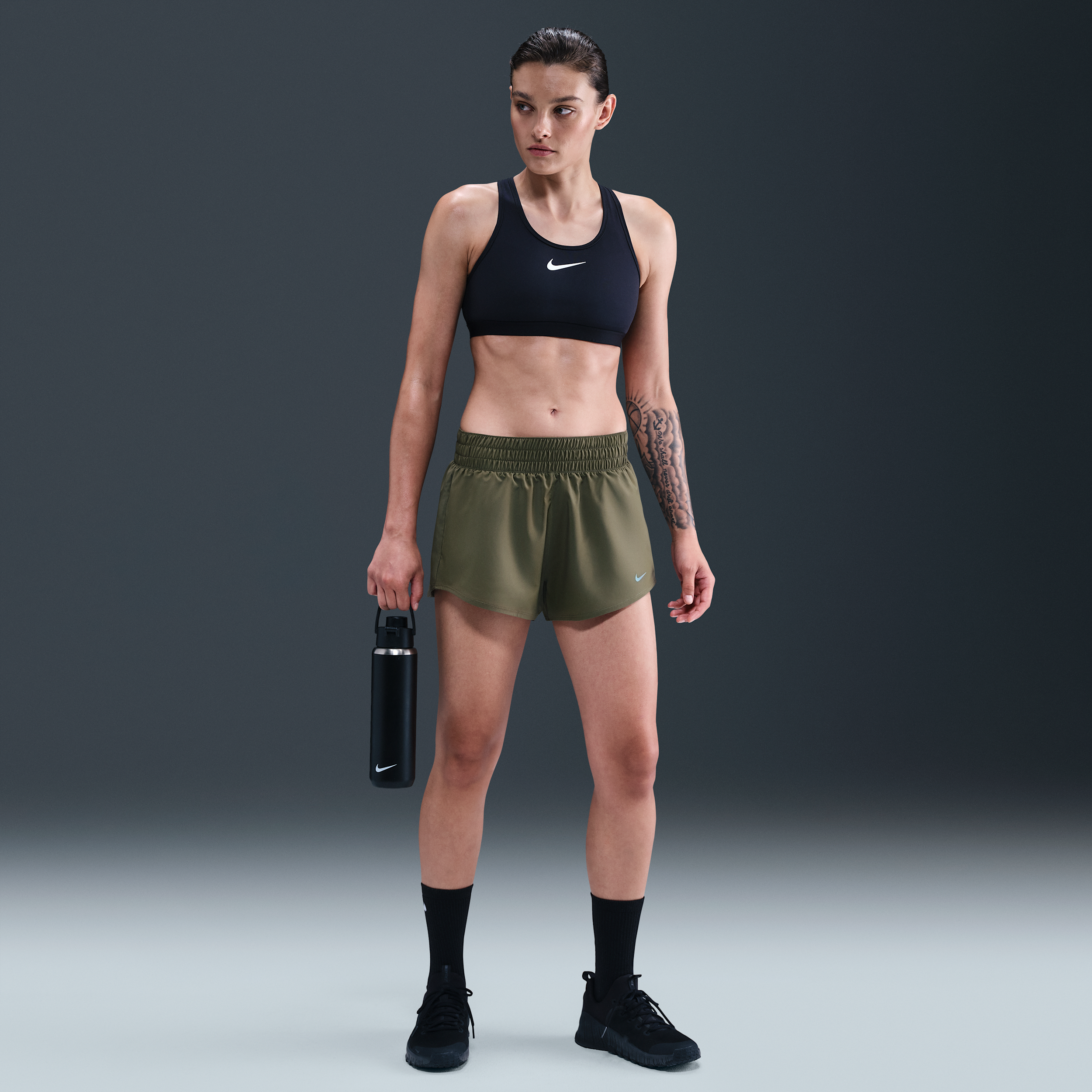 Thumbnail - Nike One Dri-FIT-Shorts mit mittelhohem Bund und Futter für Damen (ca. 7,5 cm) - Grün