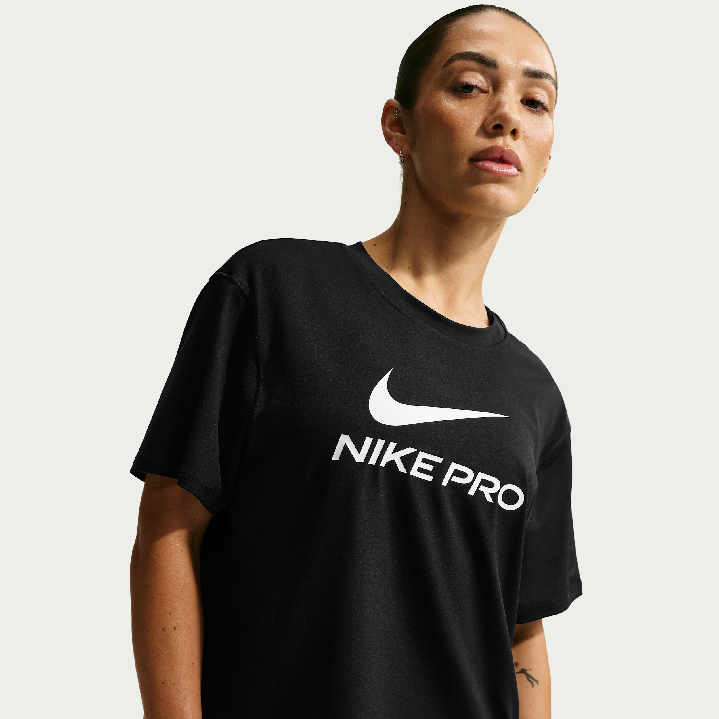 T-shirt ampia Nike Pro – Donna - Nero