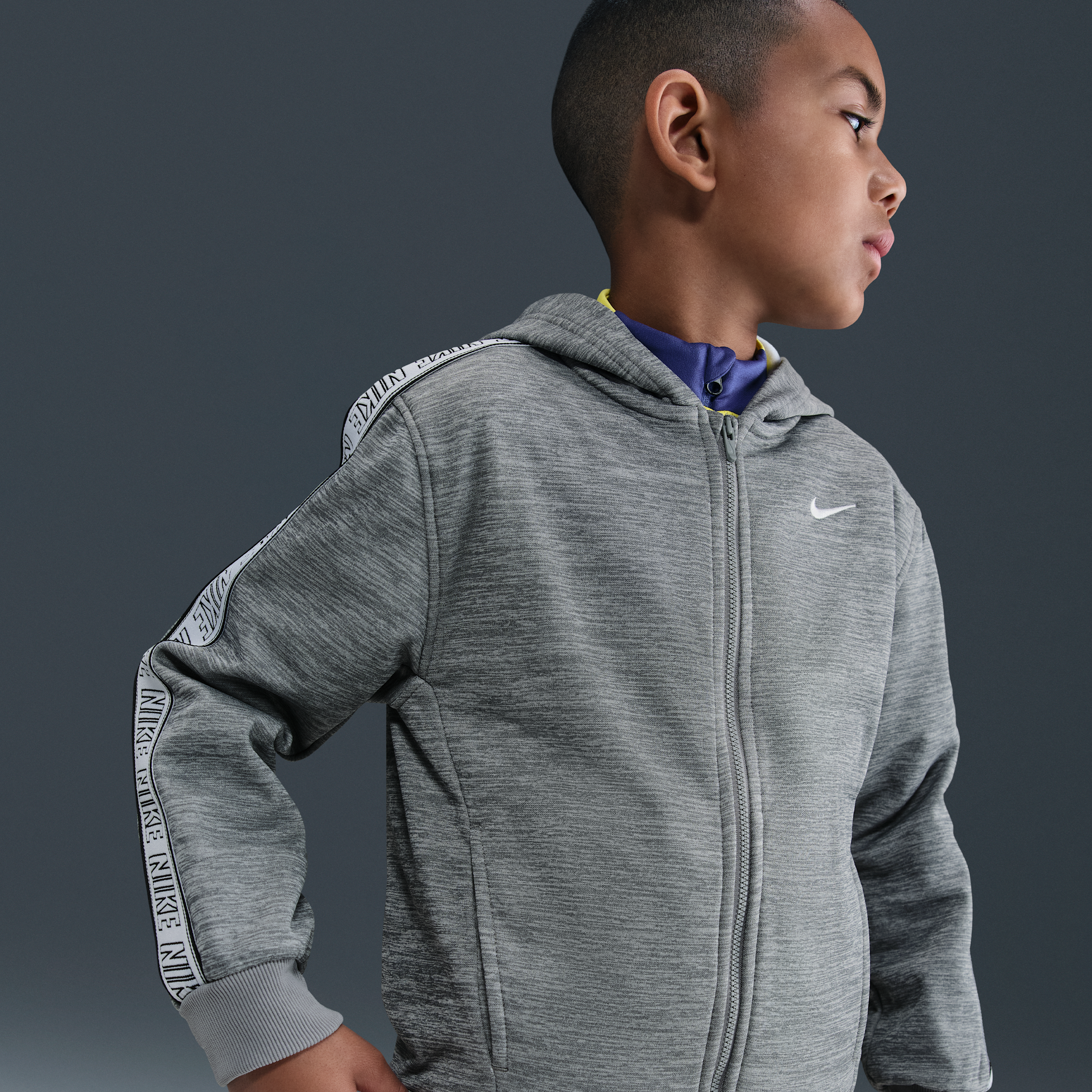 Thumbnail - Nike Club Hoodie mit durchgehendem Reißverschluss und Dri-FIT-Technologie (ältere Kinder) - Grau