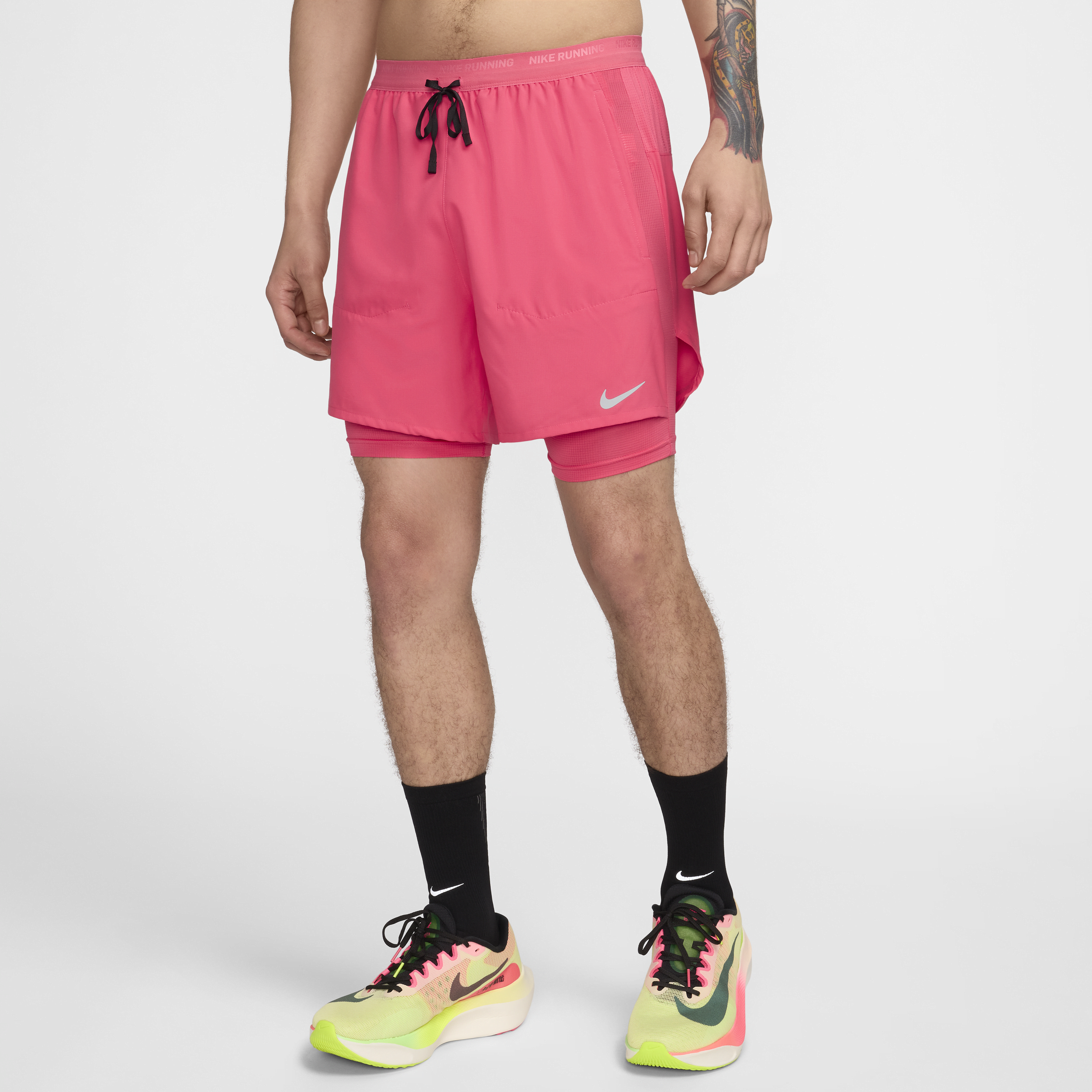 Image of Nike Stride Dri-FIT hybride hardloopshorts voor heren (13 cm) - Roze