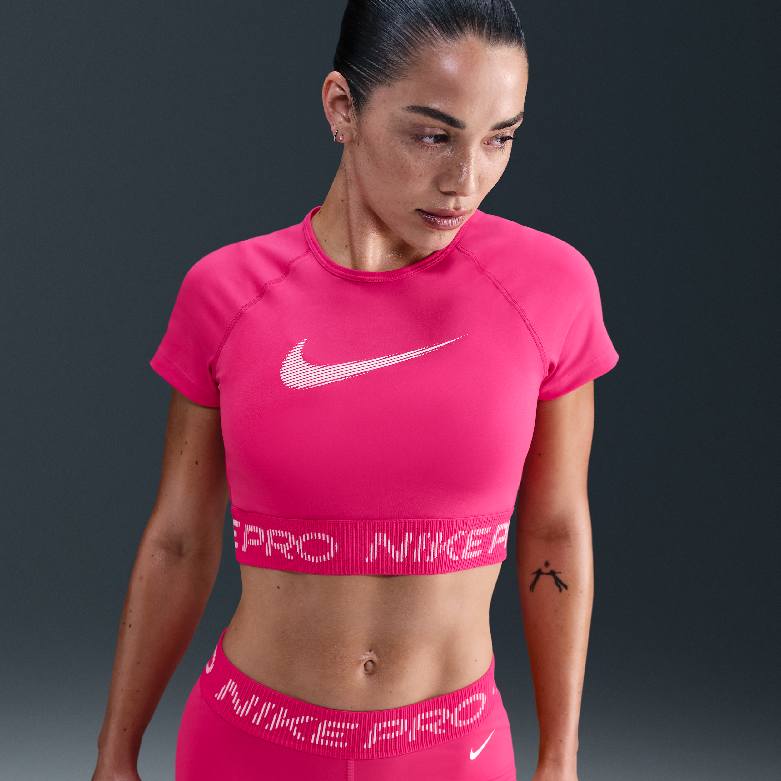 Thumbnail - Nike Pro Dri-FIT kürzer geschnittenes Kurzarmshirt mit Grafik (Damen) - Pink