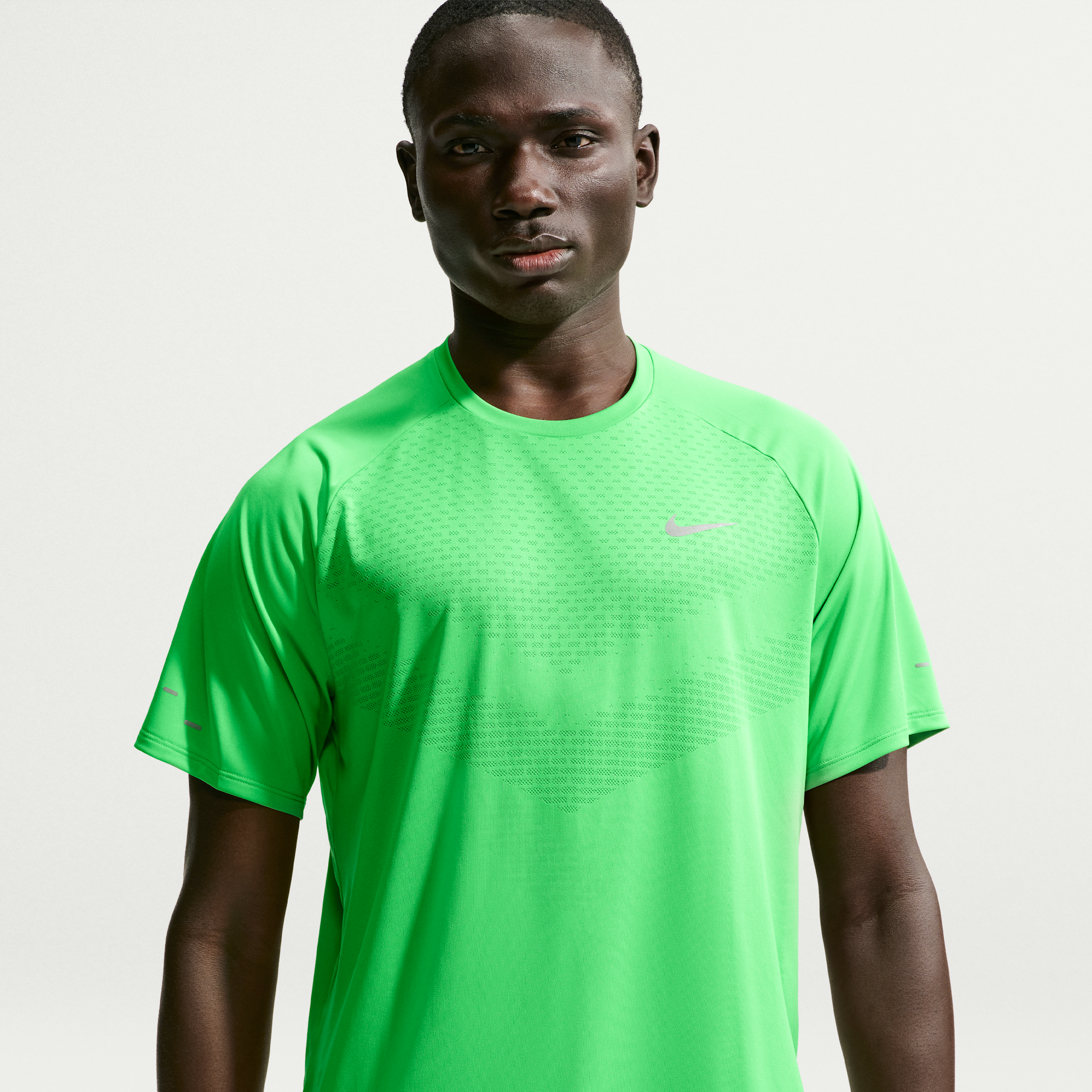 Kortærmet Nike Stride Dri-FIT ADV-løbetop til mænd - grøn