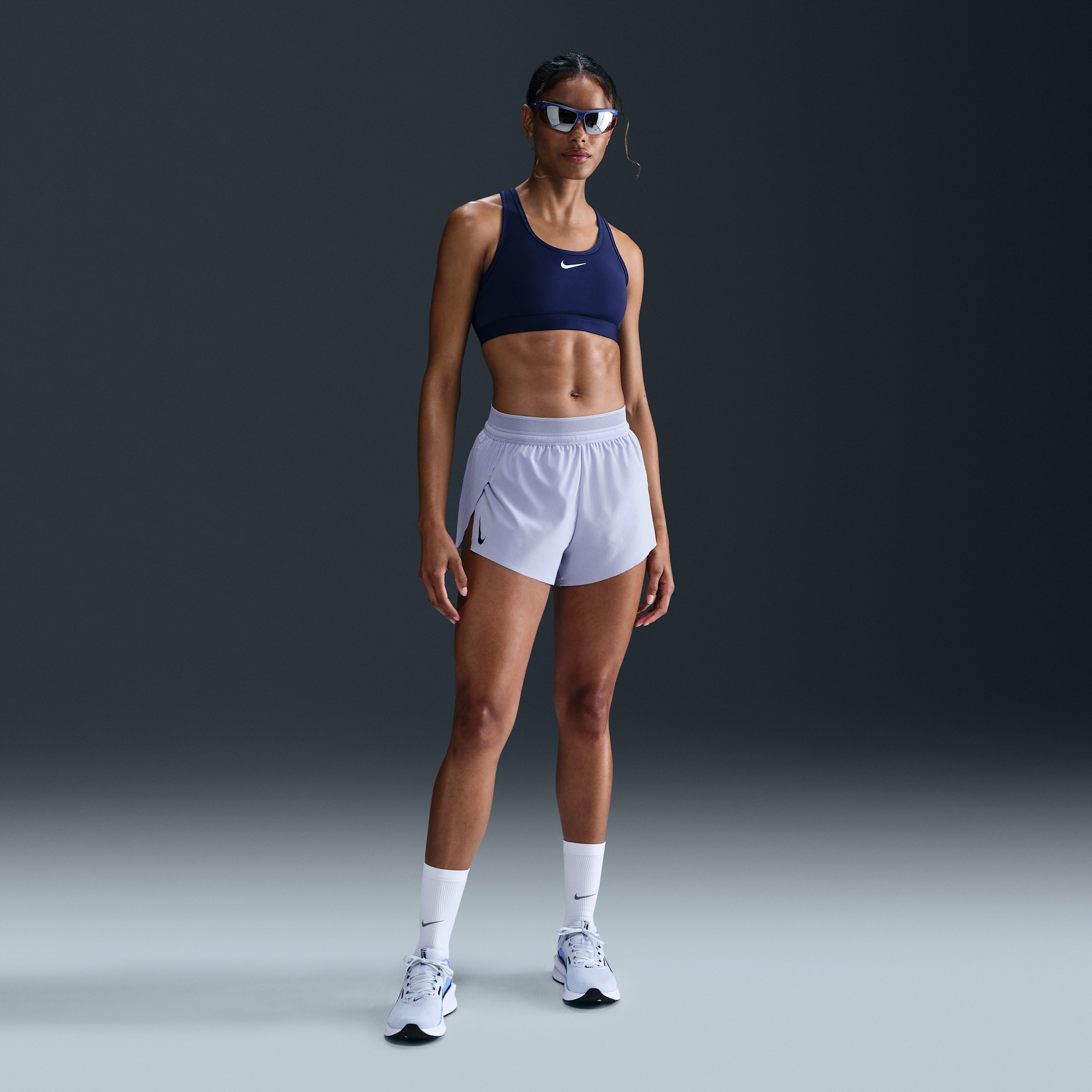 Thumbnail - Nike AeroSwift Dri-FIT ADV Laufshorts mit mittelhohem Bund und Innenslip (Damen, ca. 7,5 cm) - Grau