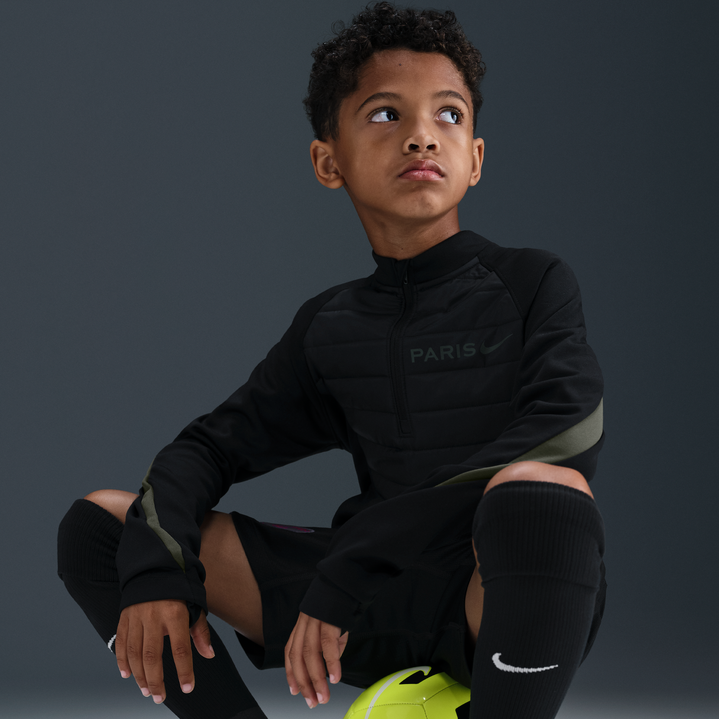 Thumbnail - Paris Saint-Germain Academy Winter Warrior Nike Therma-FIT Fußball-Drill-Oberteil (ältere Kinder) - Schwarz