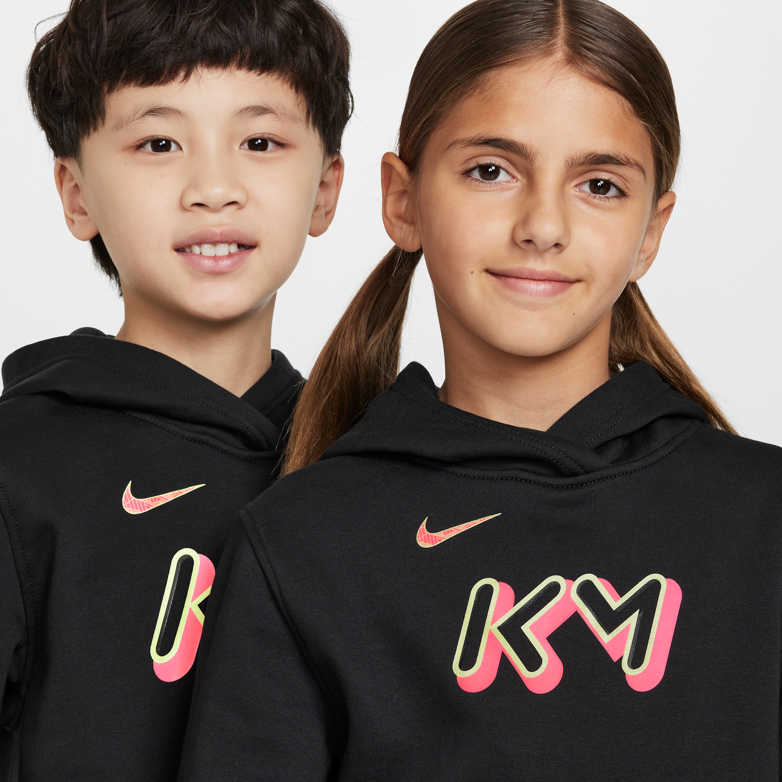 Thumbnail - Kylian Mbappé Club Fleece Fußball-Hoodie (ältere Kinder) - Schwarz