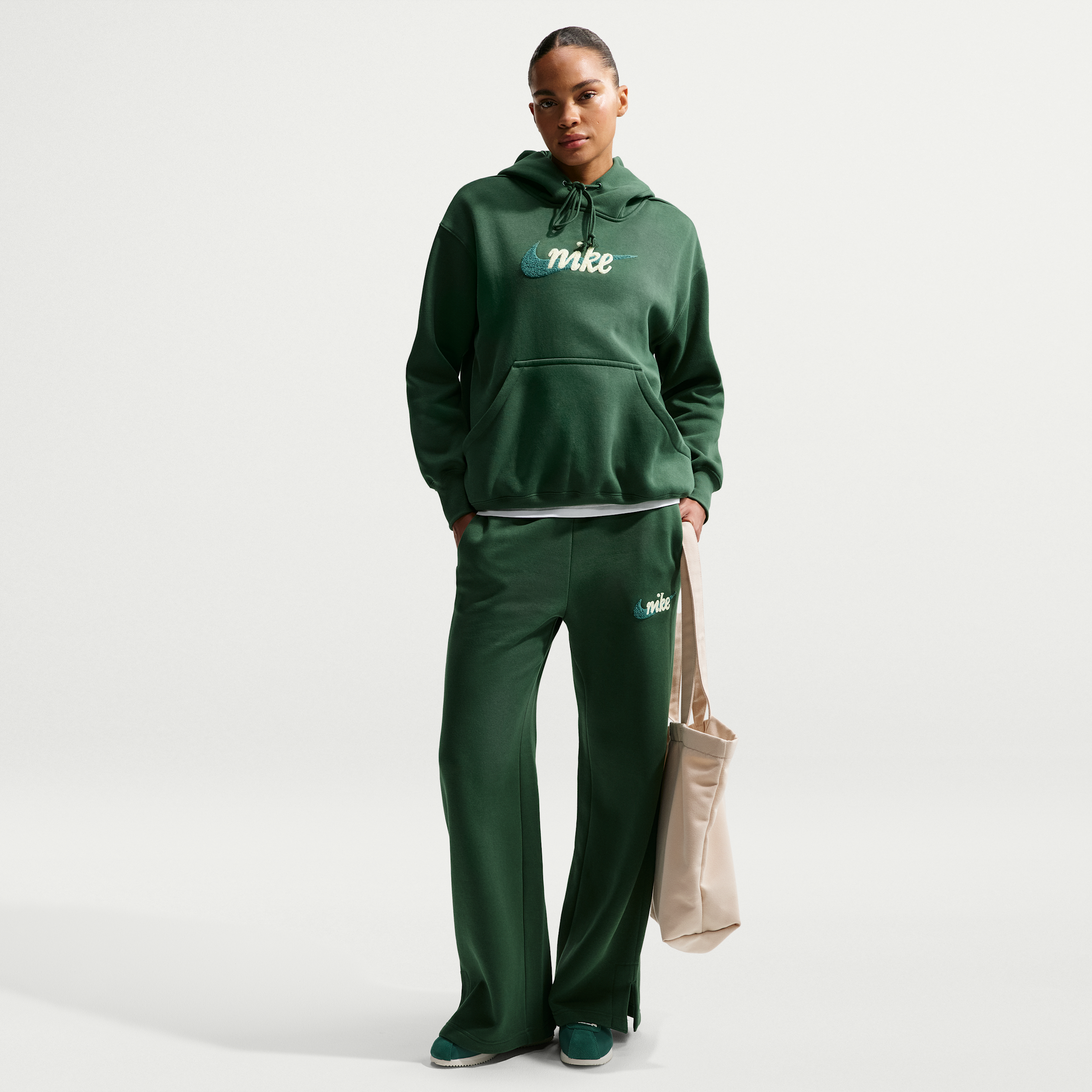 Nike Phoenix Fleece broek met logo, hoge taille en wijde pijpen voor dames - Groen