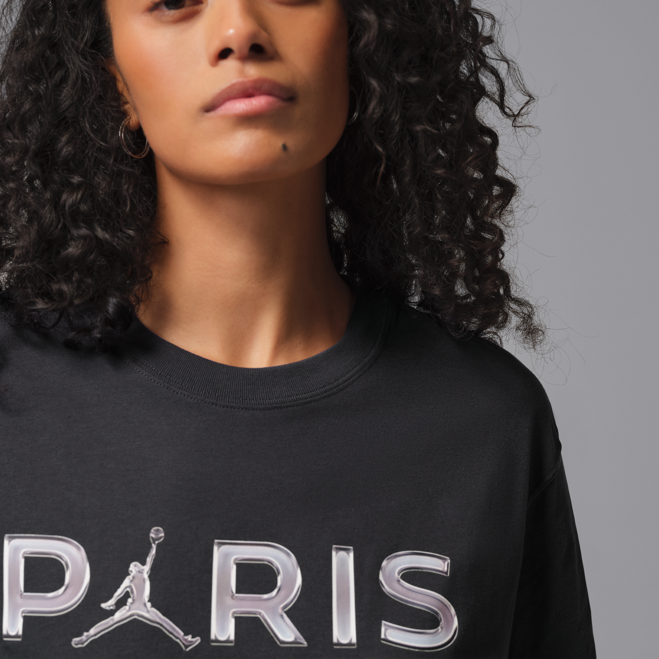 Thumbnail - Paris Saint-Germain Girlfriend-T-Shirt mit Grafik (Damen) - Grau