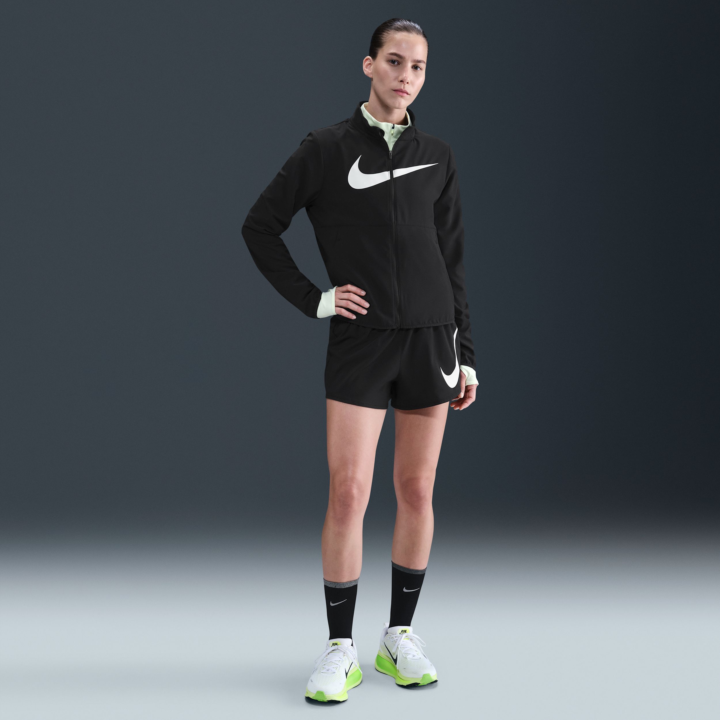 Thumbnail - Nike One Swoosh Lockere Laufshorts mit Innenslip, mittelhohem Bund und Dri-FIT-Technologie (Damen, ca. 8 cm) - Schwarz