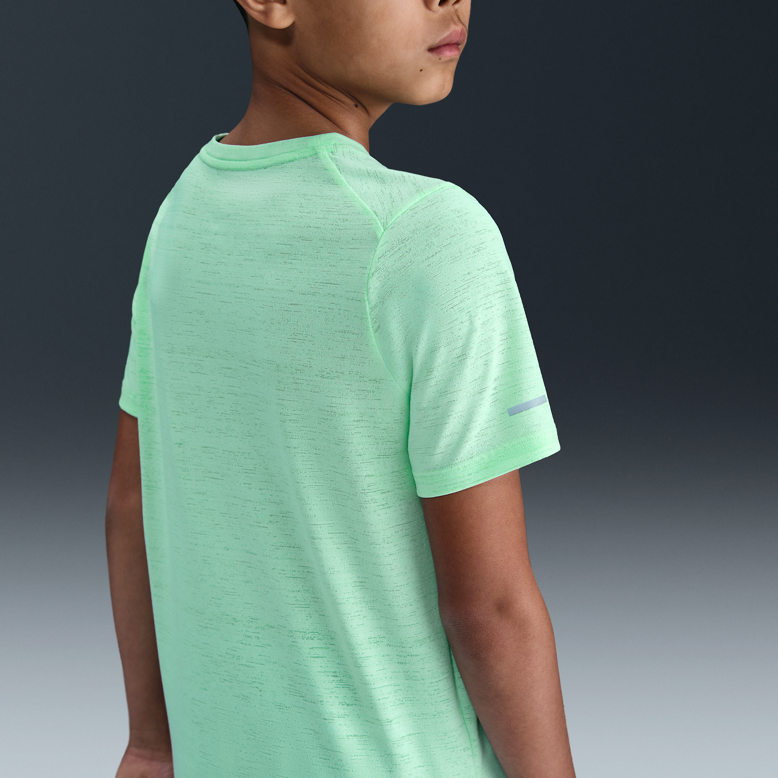 Thumbnail - Nike Dri-FIT Miler Trainingsoberteil für ältere Kinder (Jungen) - Grün