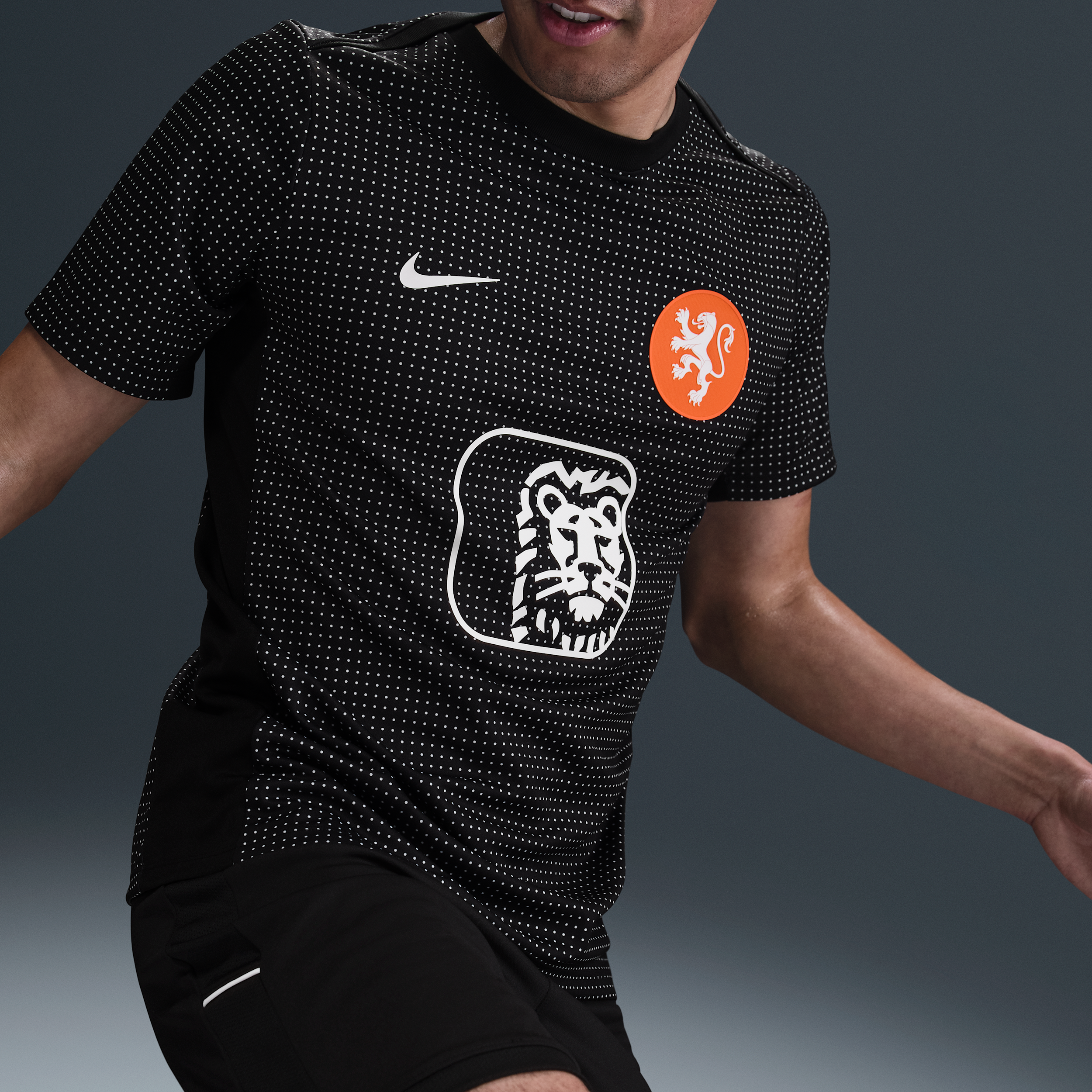 Thumbnail - Niederlande Academy Pro Nike Dri-FIT kurzärmeliges Pre-Match-Fußballoberteil für Herren - Schwarz