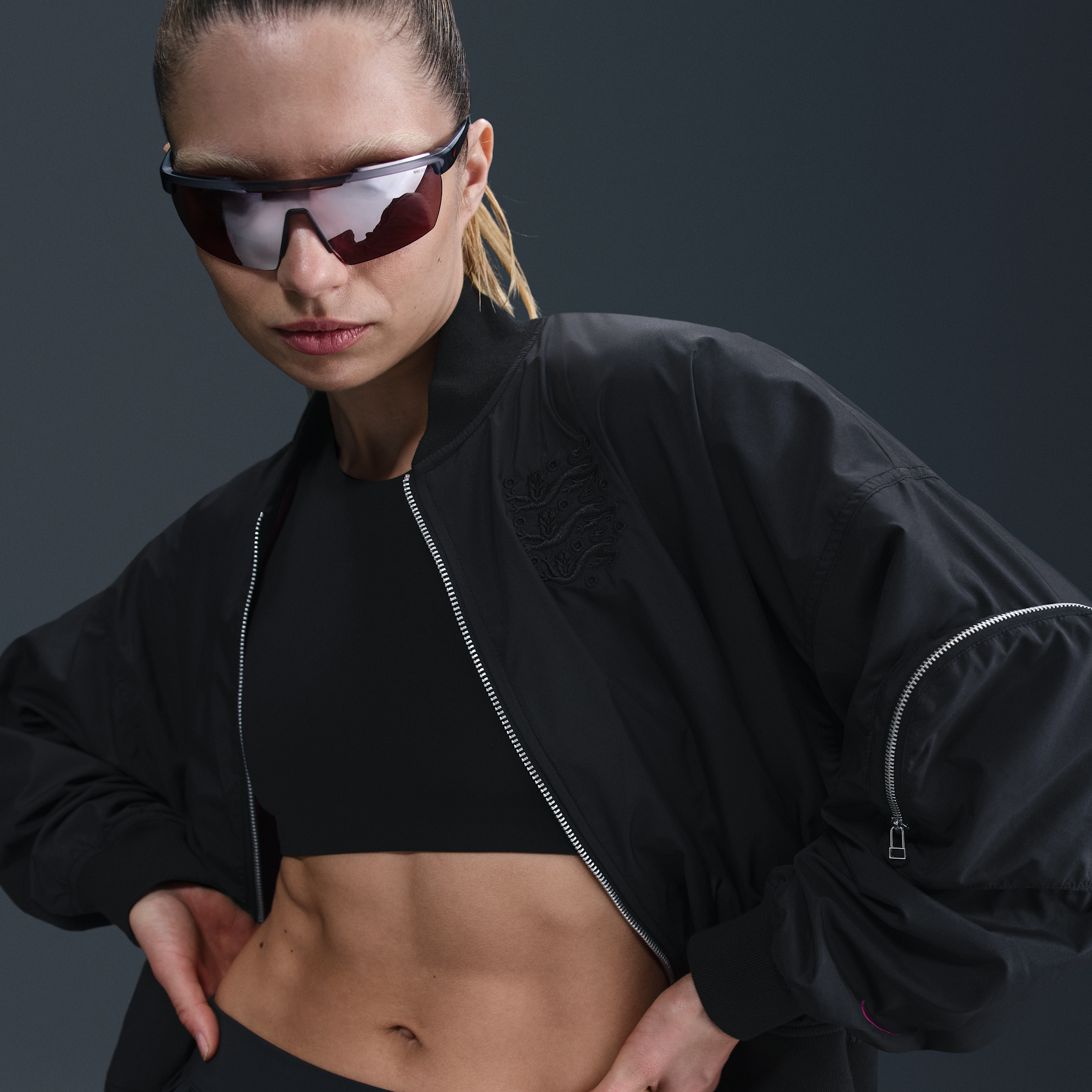 Thumbnail - England Essential Nike Football Bomberjacke im Oversize-Look (Damen) - Schwarz