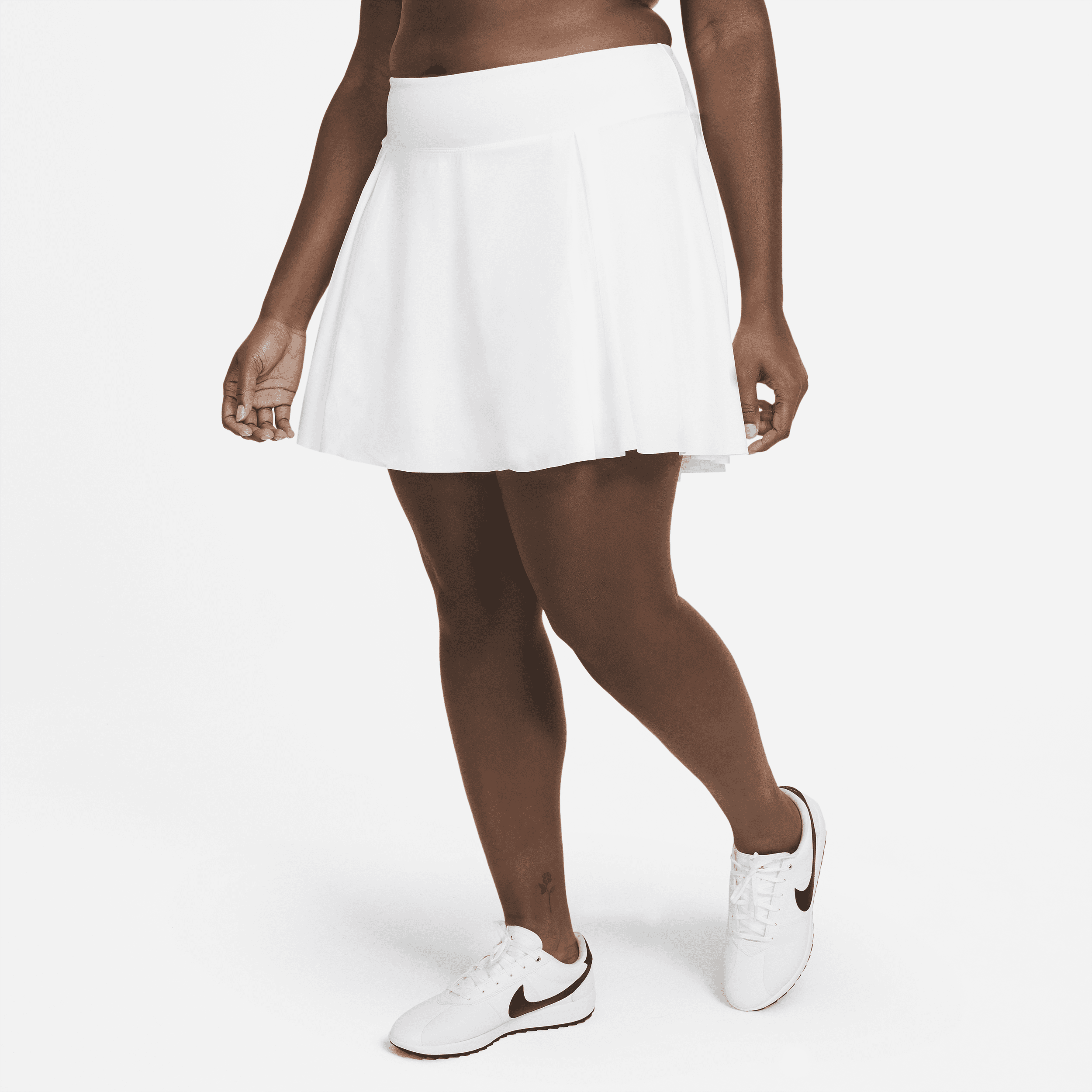 Damska spódnica do golfa o standardowym kroju Nike Club Skirt (duże rozmiary) - Biel