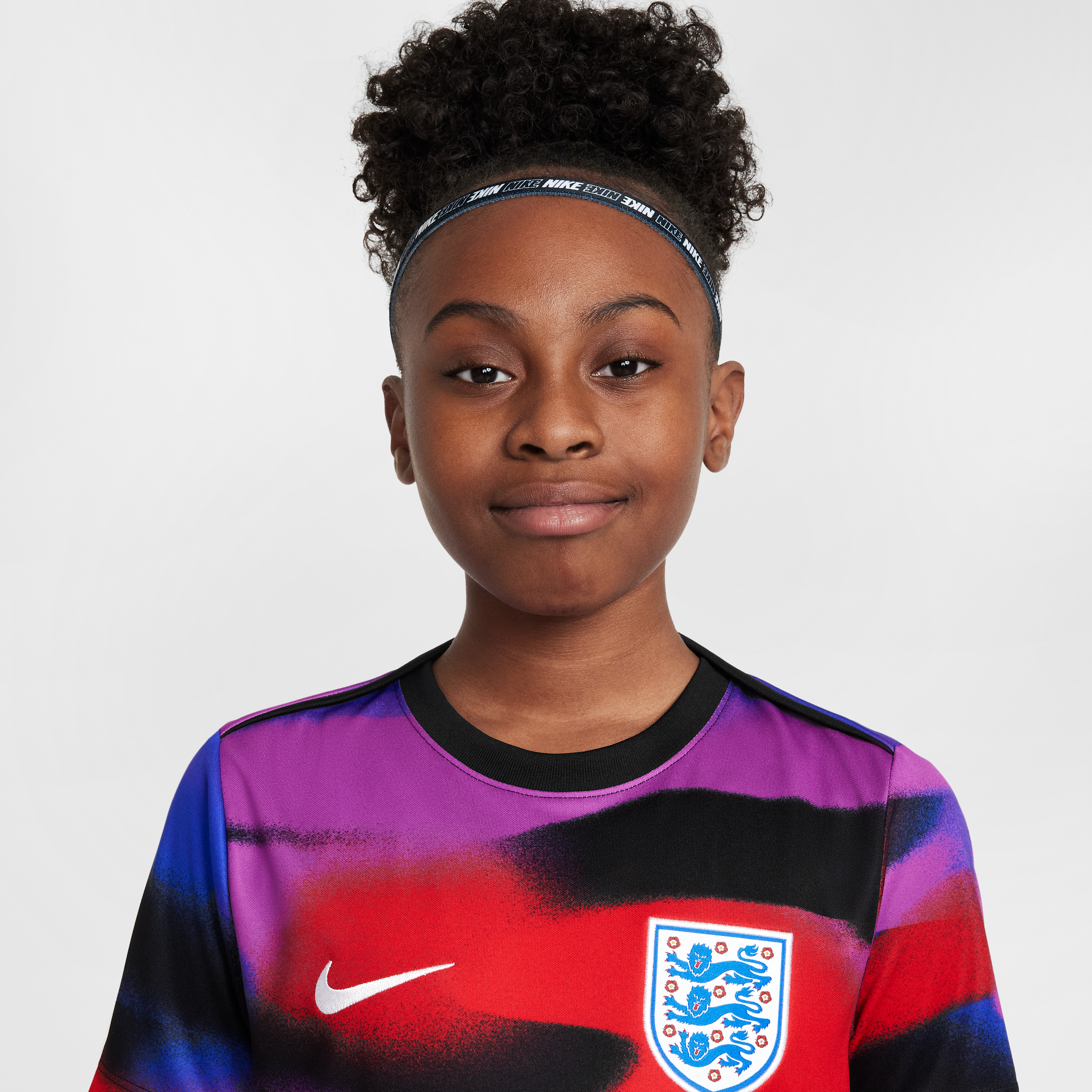 Thumbnail - England Academy Pro Nike Dri-FIT kurzärmeliges Pre-Match-Fußballoberteil für ältere Kinder - Blau