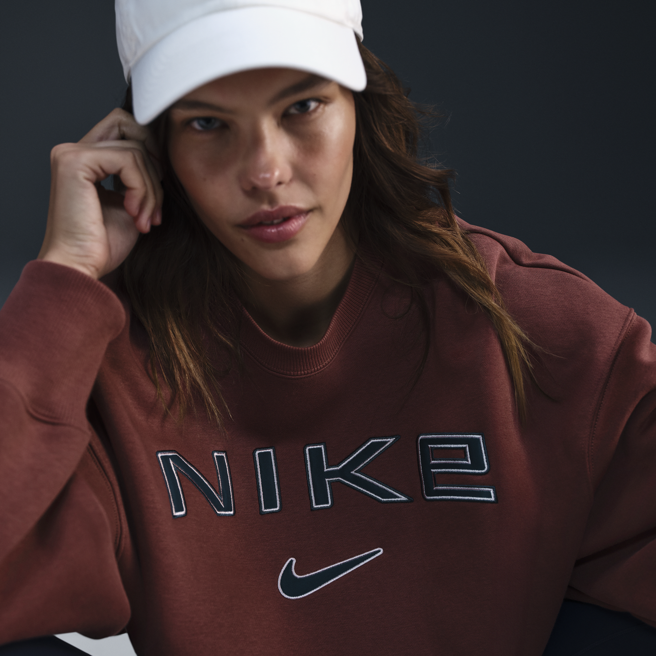 Sweat ultra-oversize à col ras-du-cou et logo Nike Sportswear Phoenix Fleece pour femme - Marron
