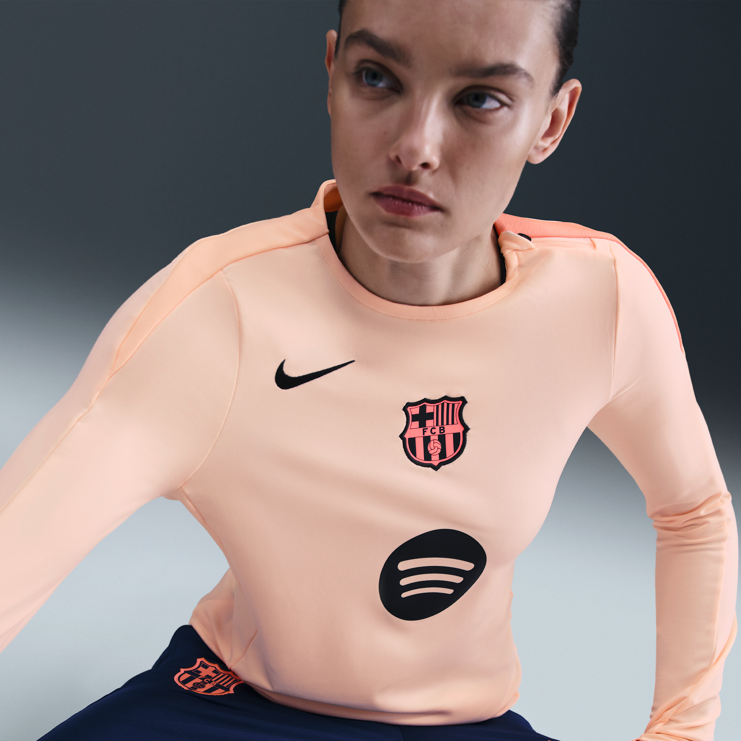 Thumbnail - FC Barcelona Strike Third Nike Dri-FIT Total 90 Fußballoberteil aus Strickmaterial mit Rundhalsausschnitt (Damen) - Oran...