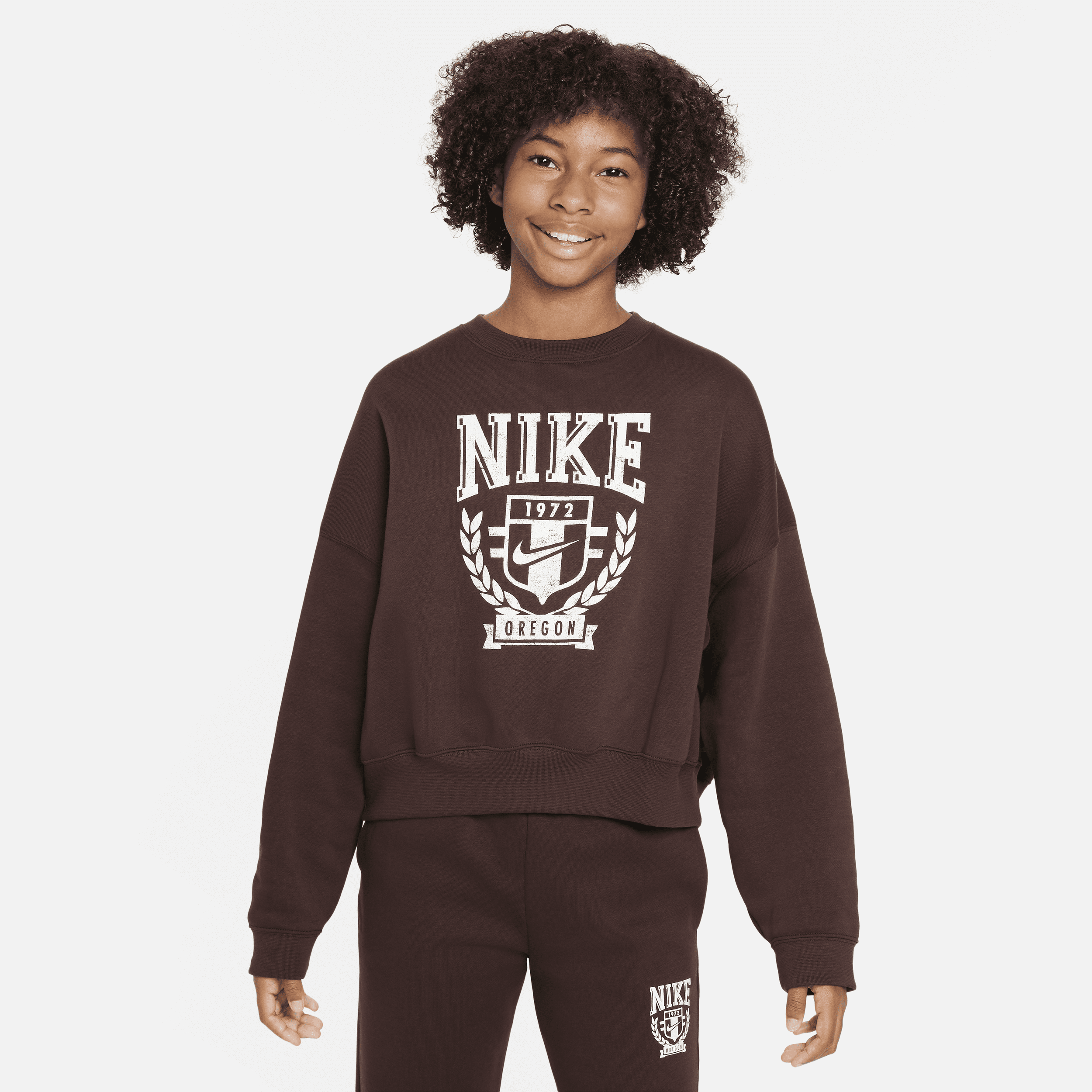 Nike Sportswear oversized sweatshirt van fleece met ronde hals voor meisjes Bruin