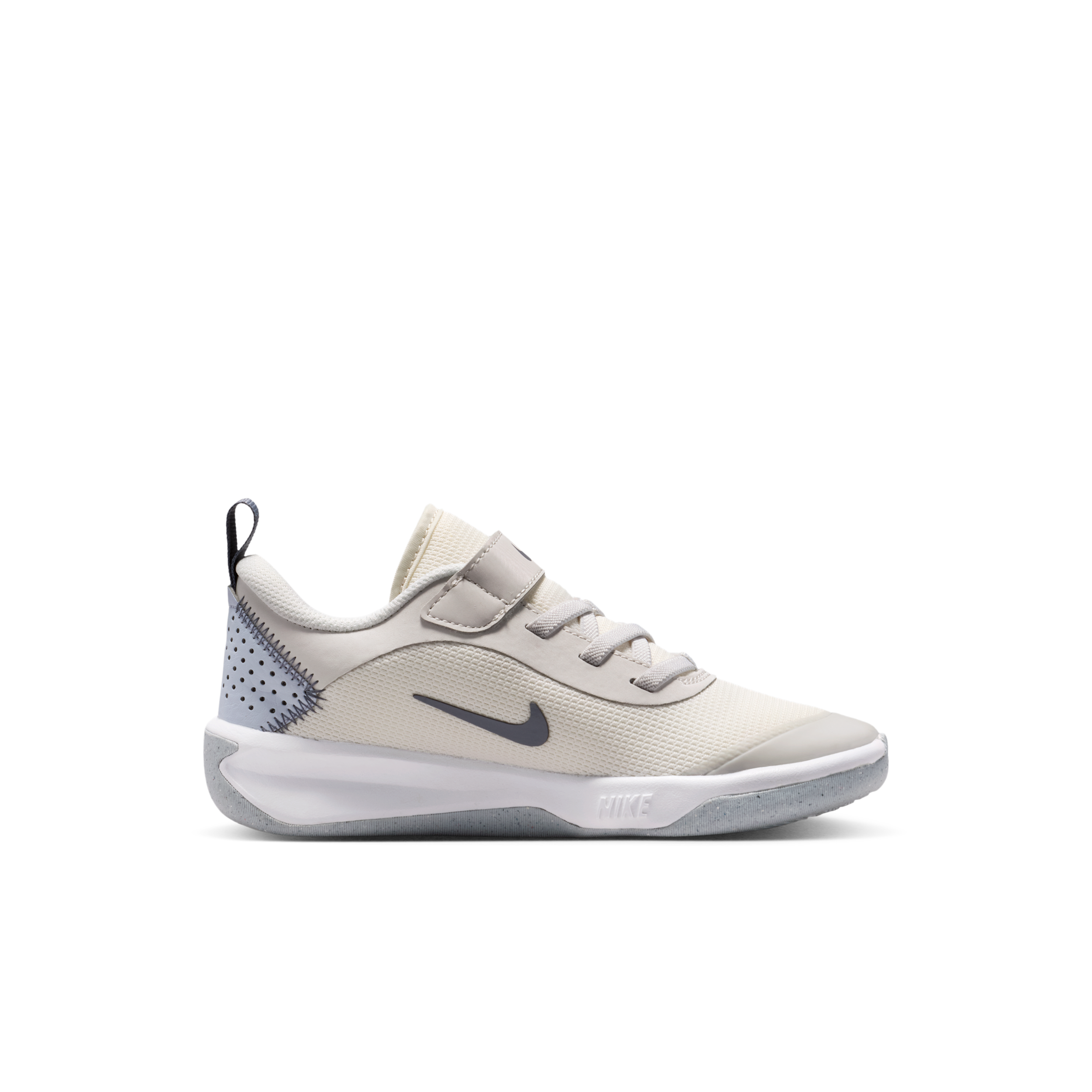 Thumbnail - Nike Omni Multi-Court Schuh für jüngere Kinder - Grau