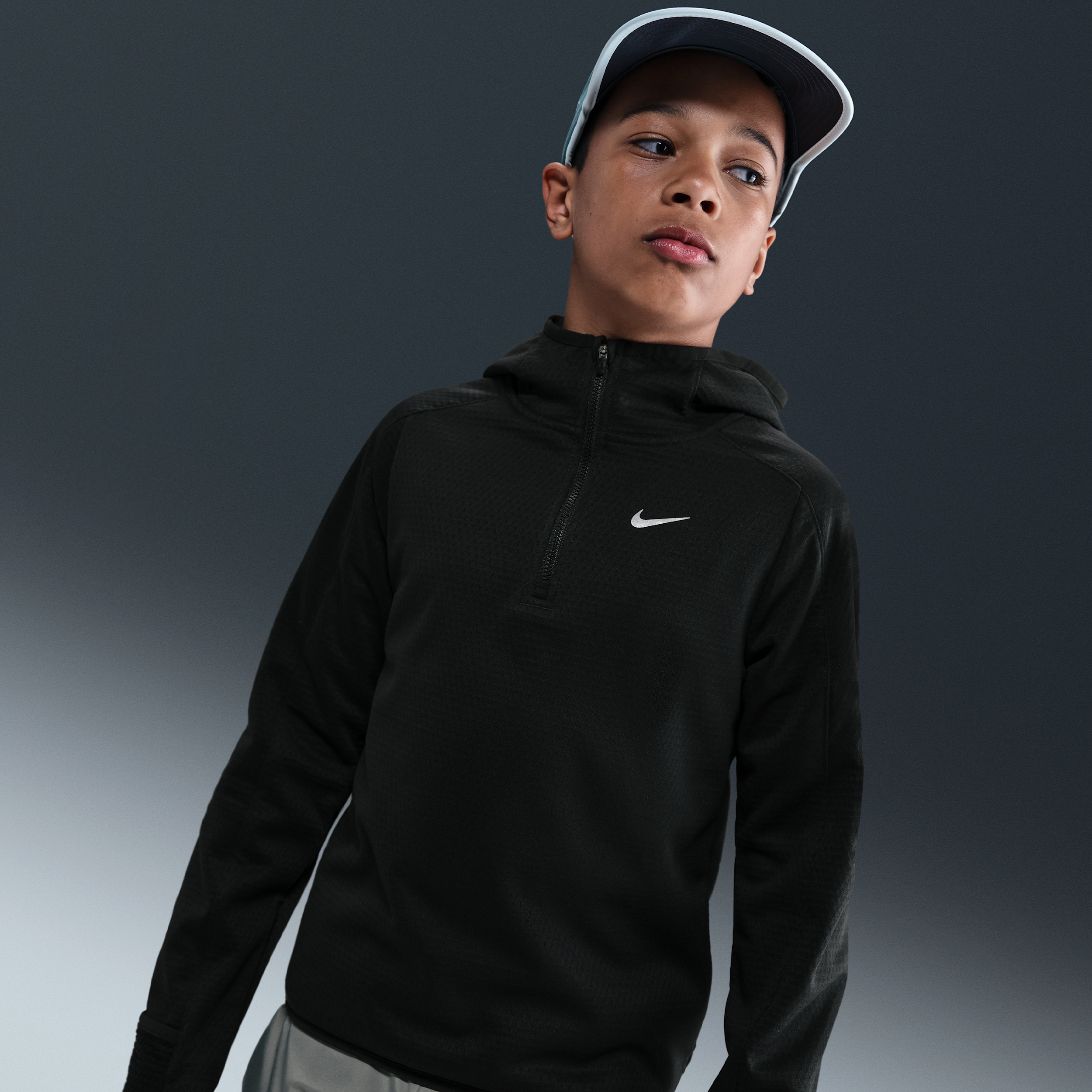 Thumbnail - Nike Therma-FIT-Oberteil mit Viertelreißverschluss (ältere Kinder) - Schwarz