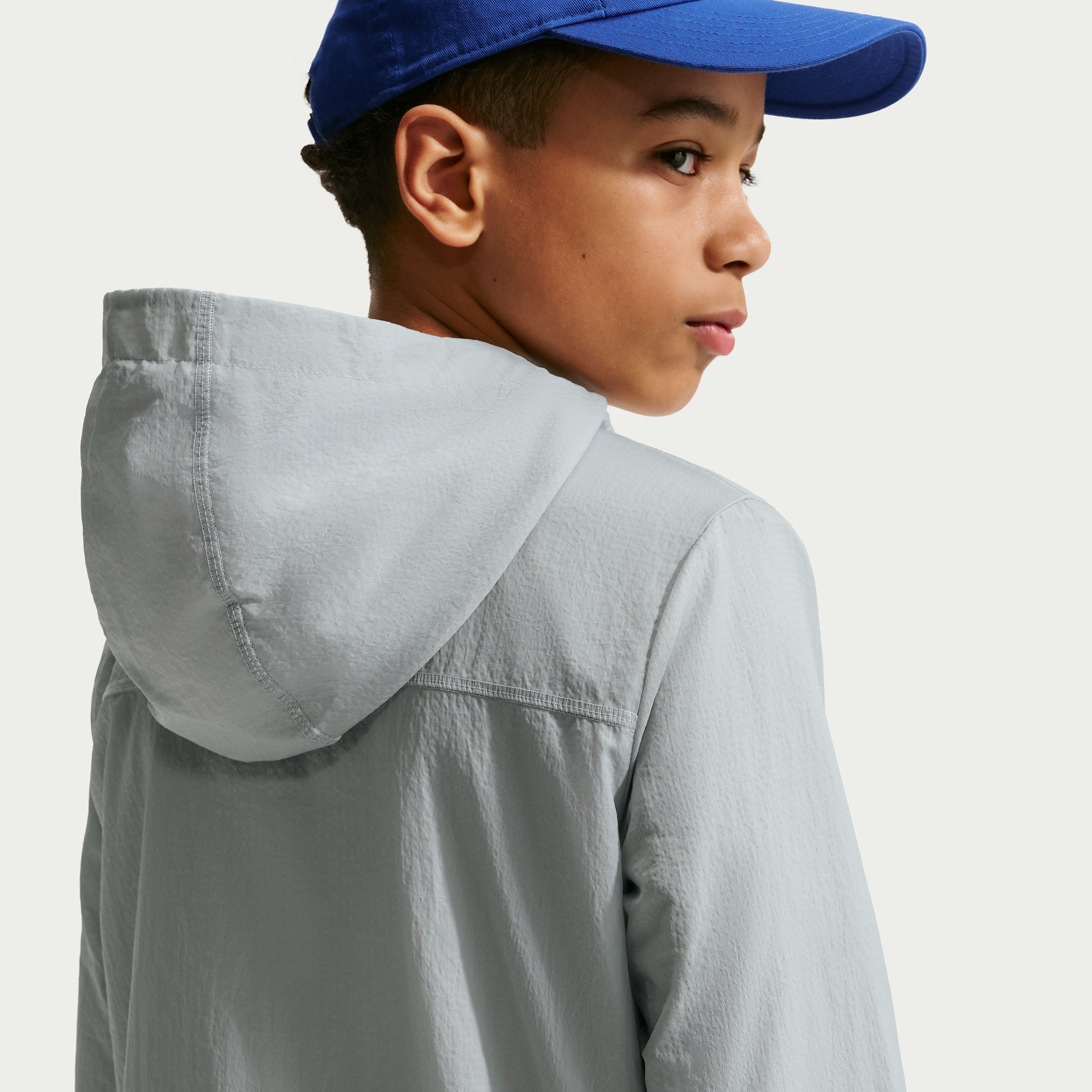 Thumbnail - Nike City Utility gewebte Jacke mit durchgehendem Reißverschluss (ältere Kinder) - Grau