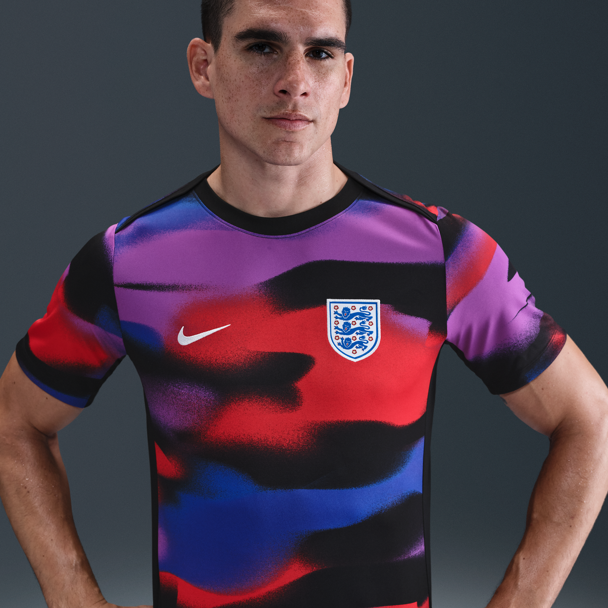 Thumbnail - England Academy Pro Nike Dri-FIT Pre-Match Kurzarm-Fußballoberteil (Herren) - Blau