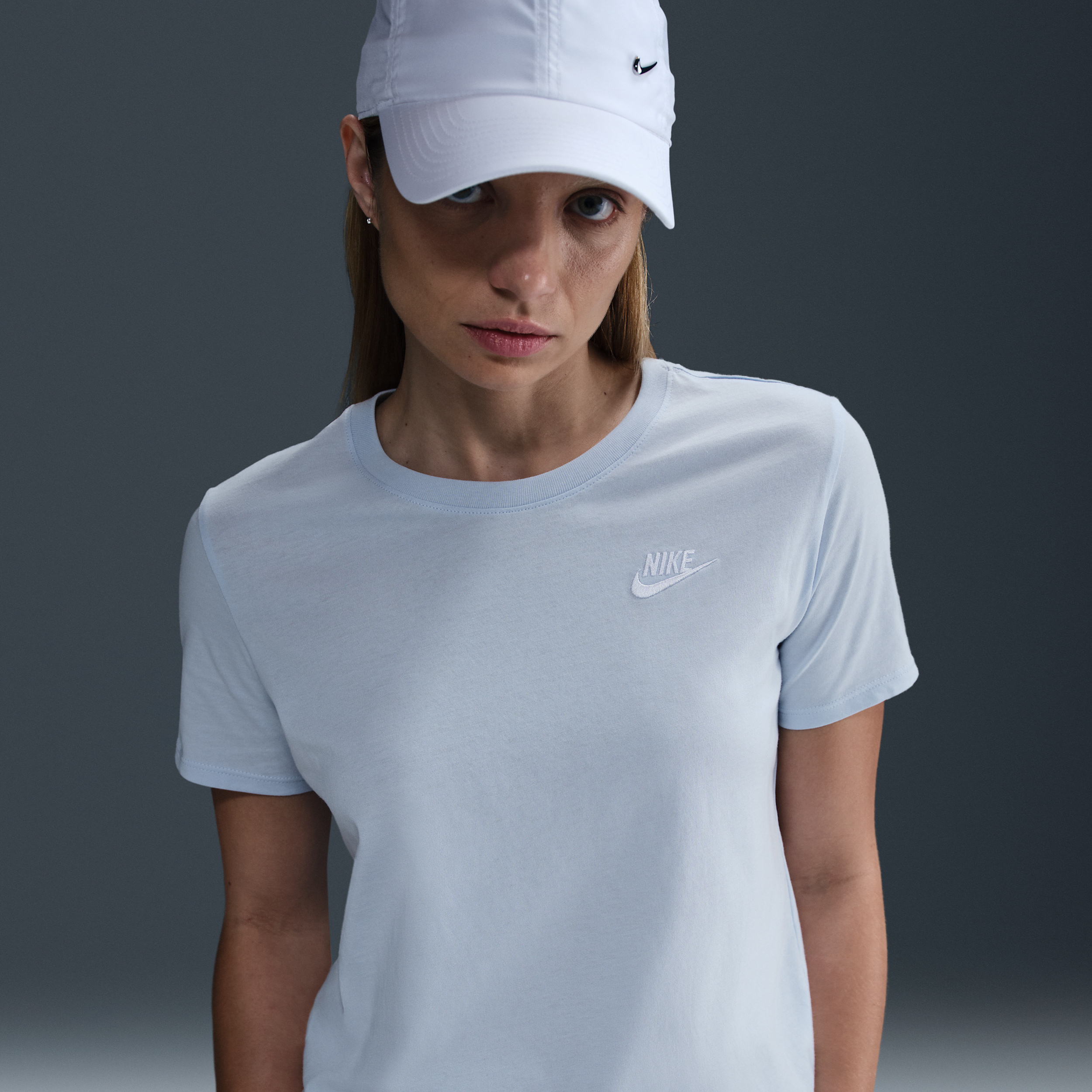 tee-shirt-nike-sportswear-club-essentials-pour-femme-bleu-nike-store-40784327607