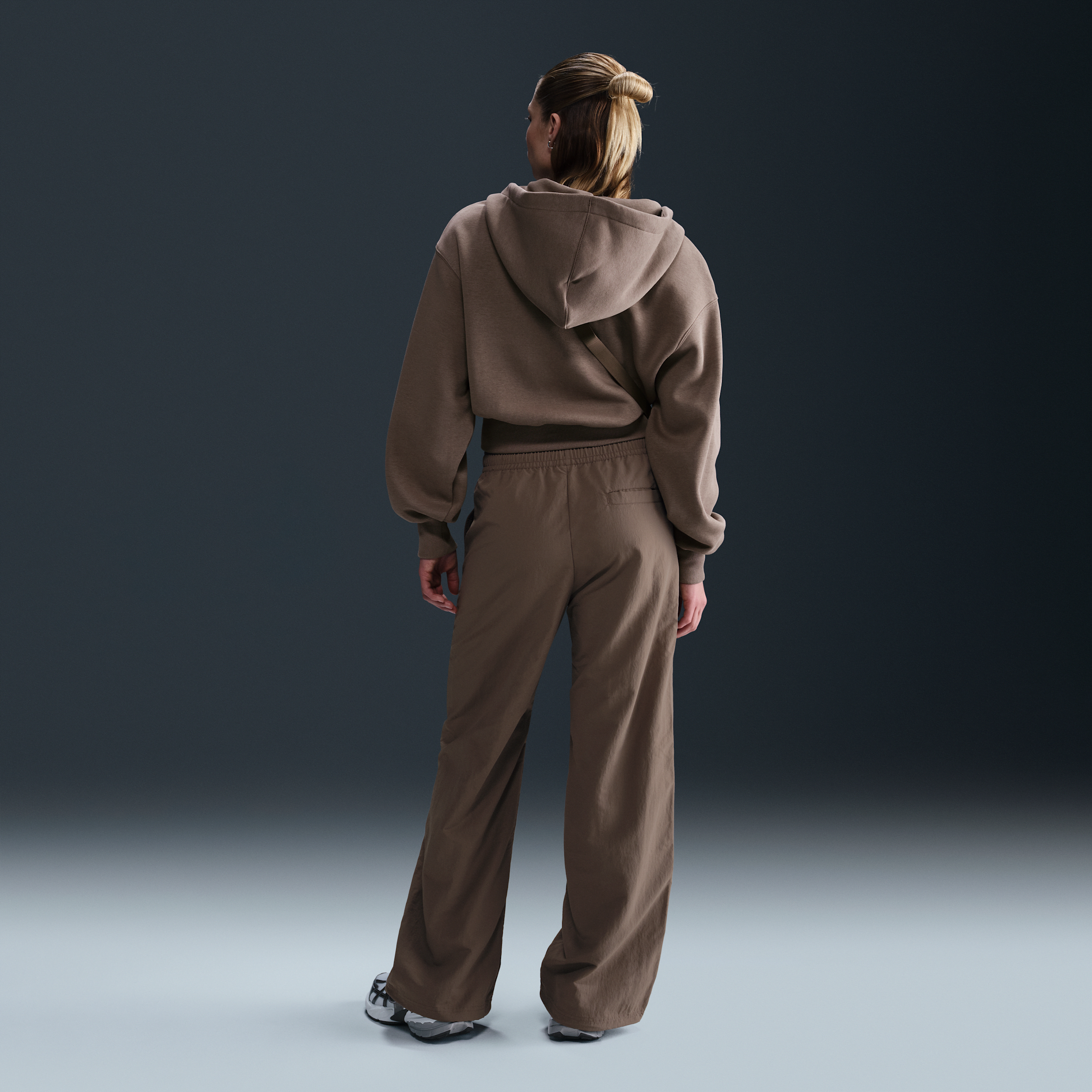 Pantalon taille mi-haute à ourlet ouvert Nike Sportswear Everything Wovens pour femme - Marron