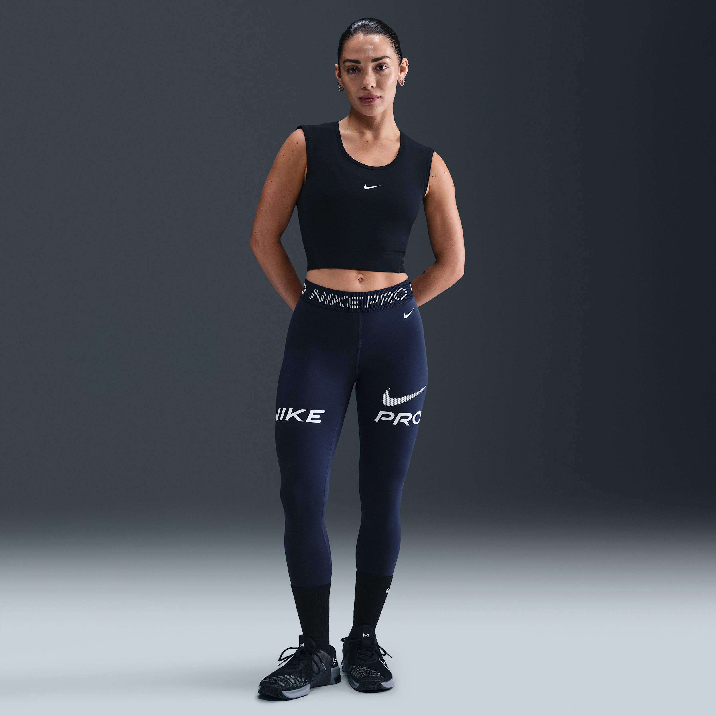 Thumbnail - Nike Pro 7/8-Leggings mit mittelhohem Bund, Mesh-Einsatz und Grafik (Damen) - Blau